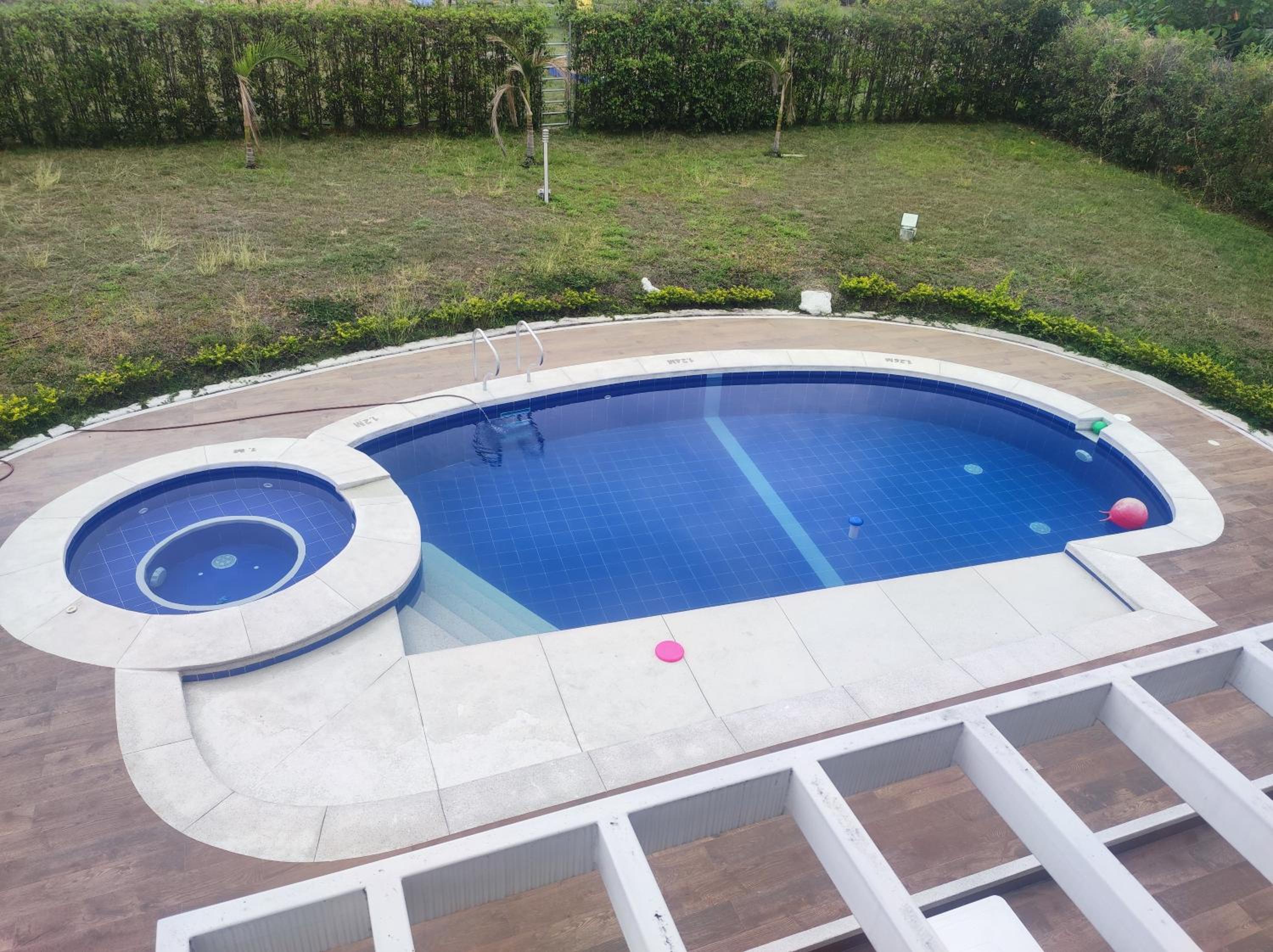 CASA VACACIONAL EN CHINAUTA, 18 PERSONAS PISCINA Y BBQ