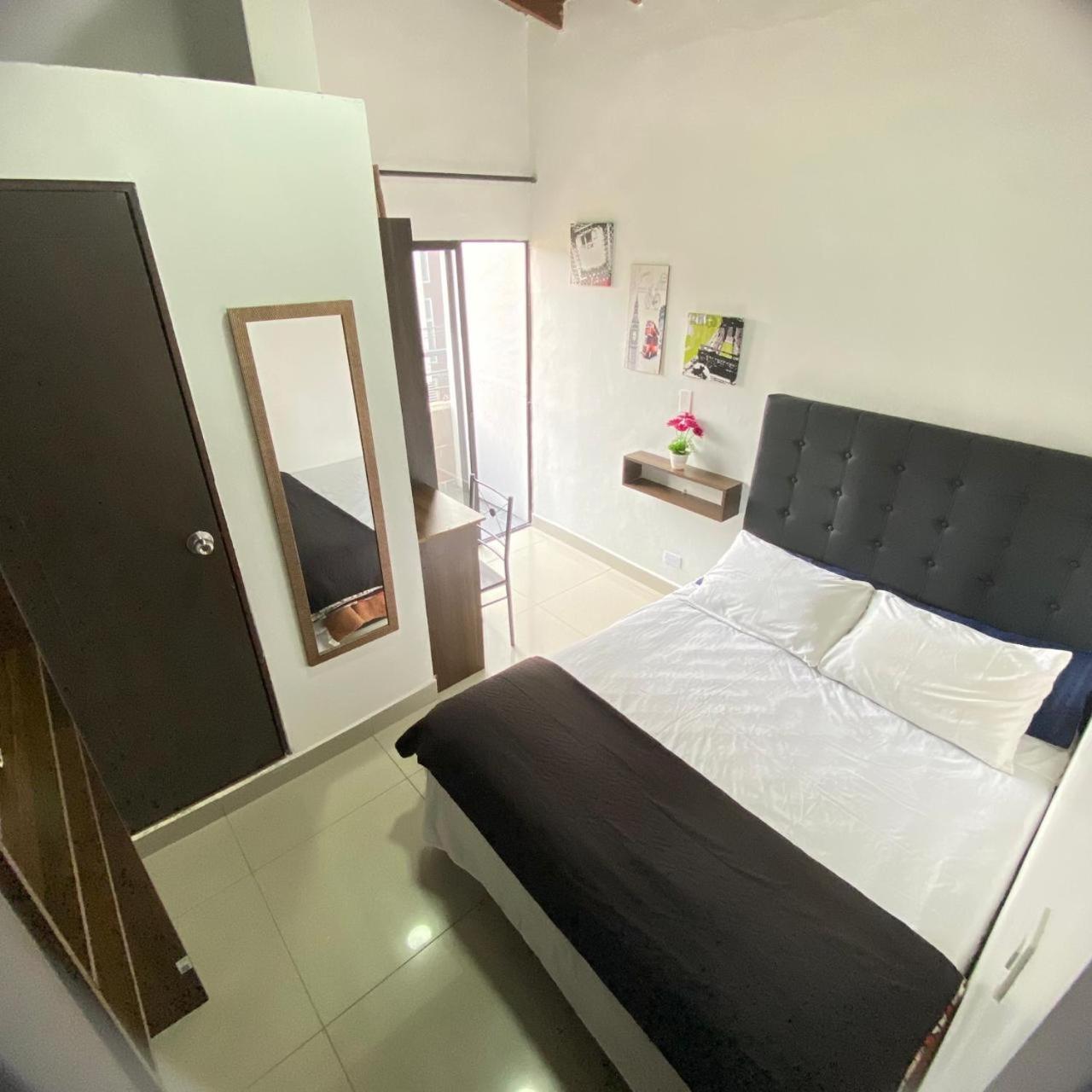 31 BELLO APARTAMENTO CON BALCON EN LAURELES ESTADIO