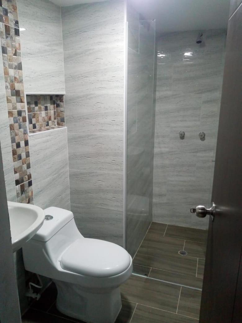 31 BELLO APARTAMENTO CON BALCON EN LAURELES ESTADIO