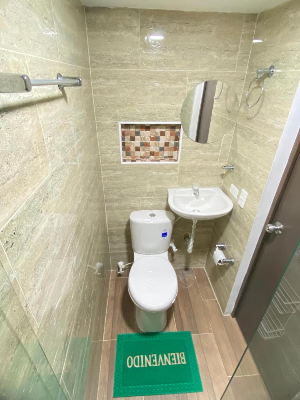 31 BELLO APARTAMENTO CON BALCON EN LAURELES ESTADIO