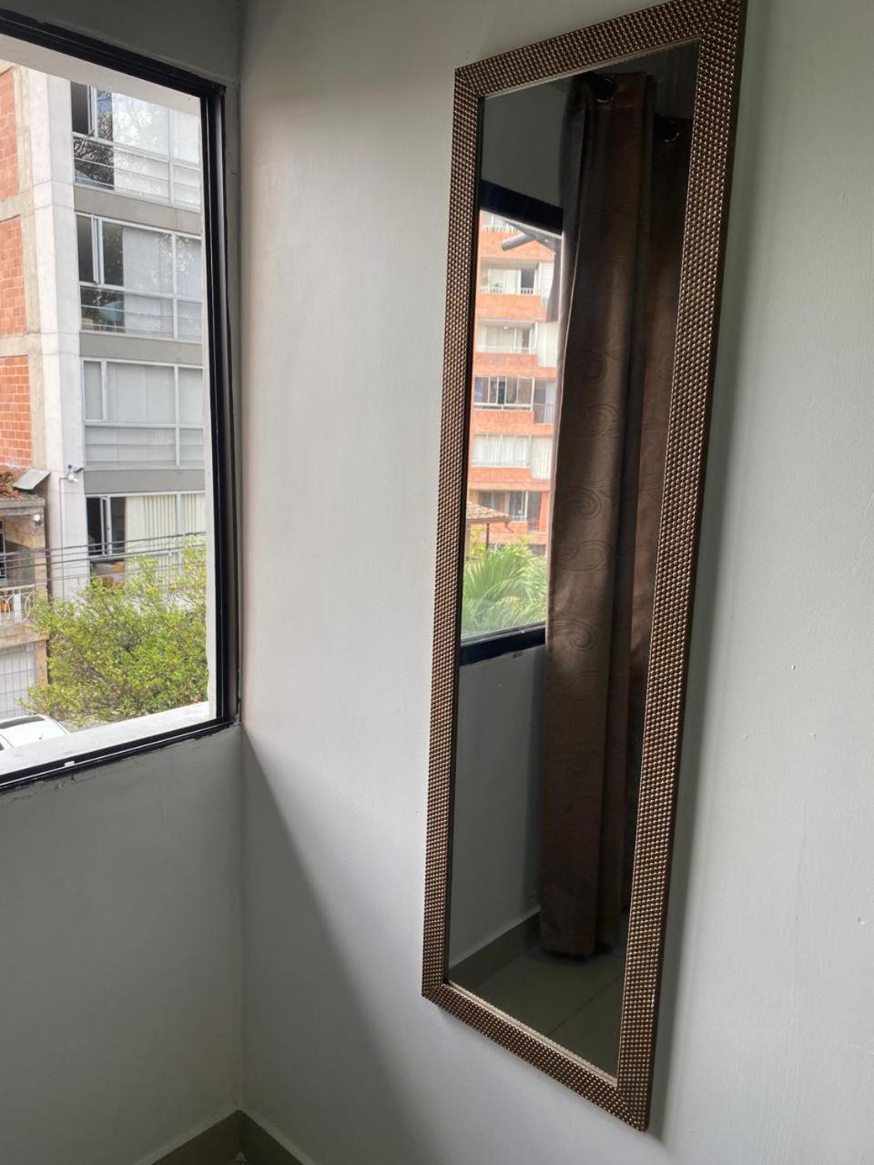 31 BELLO APARTAMENTO CON BALCON EN LAURELES ESTADIO