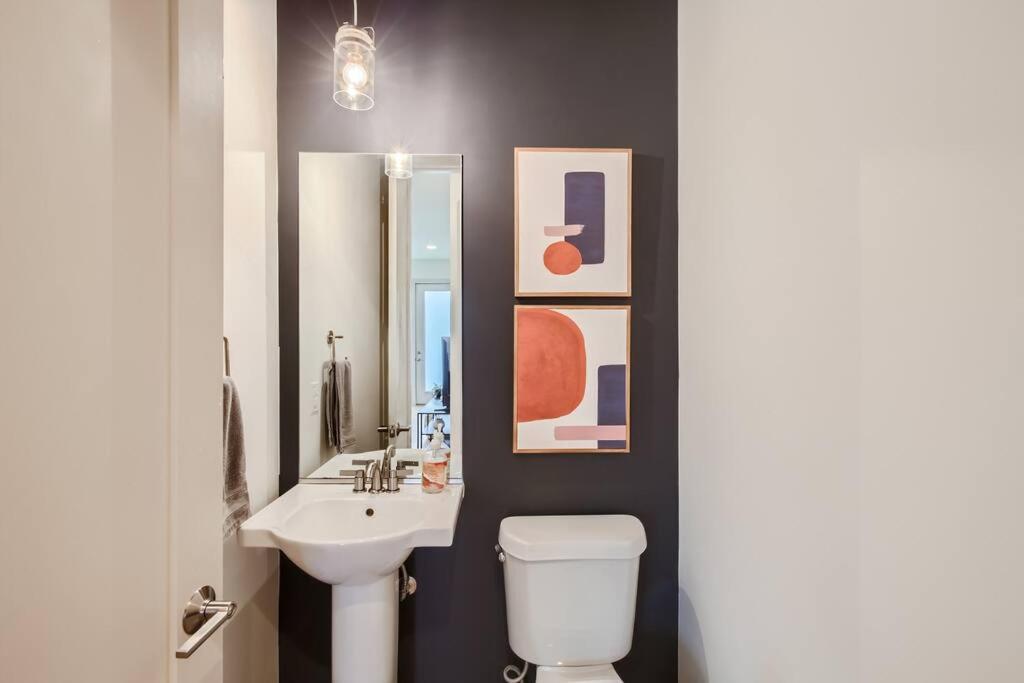 Upscale Townhome w/ Stunning Rooftop Views view 2