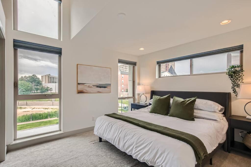 Upscale Townhome w/ Stunning Rooftop Views view 3