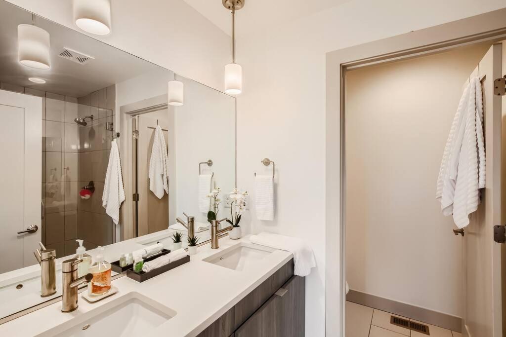 Upscale Townhome w/ Stunning Rooftop Views view 5