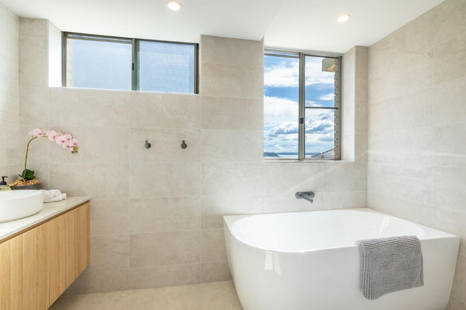Blue Waters, 2 59 Ronald Ave - water views Linen aircon Wi-Fi