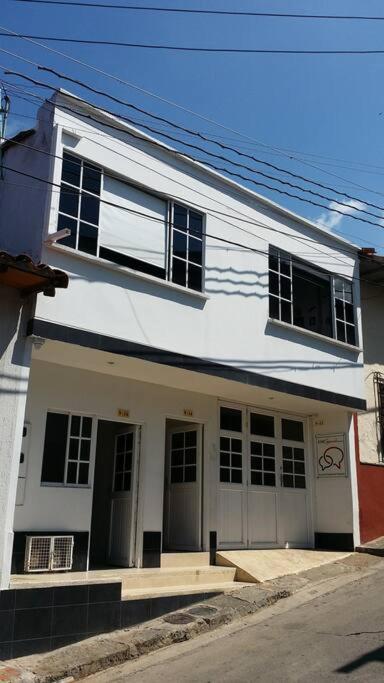 Aparta-estudio amoblado 202, 2p, wifi