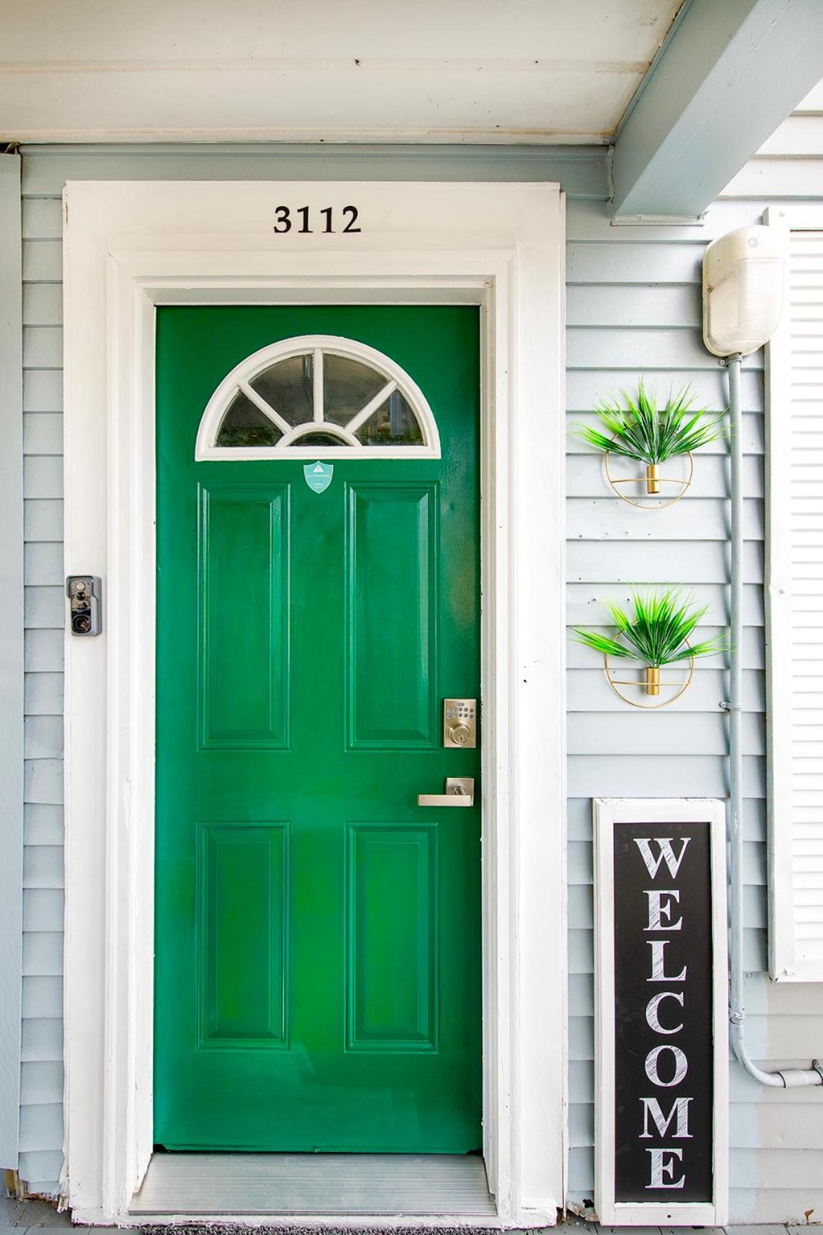 The Tremont Emerald - By Christmas Story House - Historic Charm & Modern Comfort Near Downtown With Parking, 300MB Wifi & Self Check-In view 5