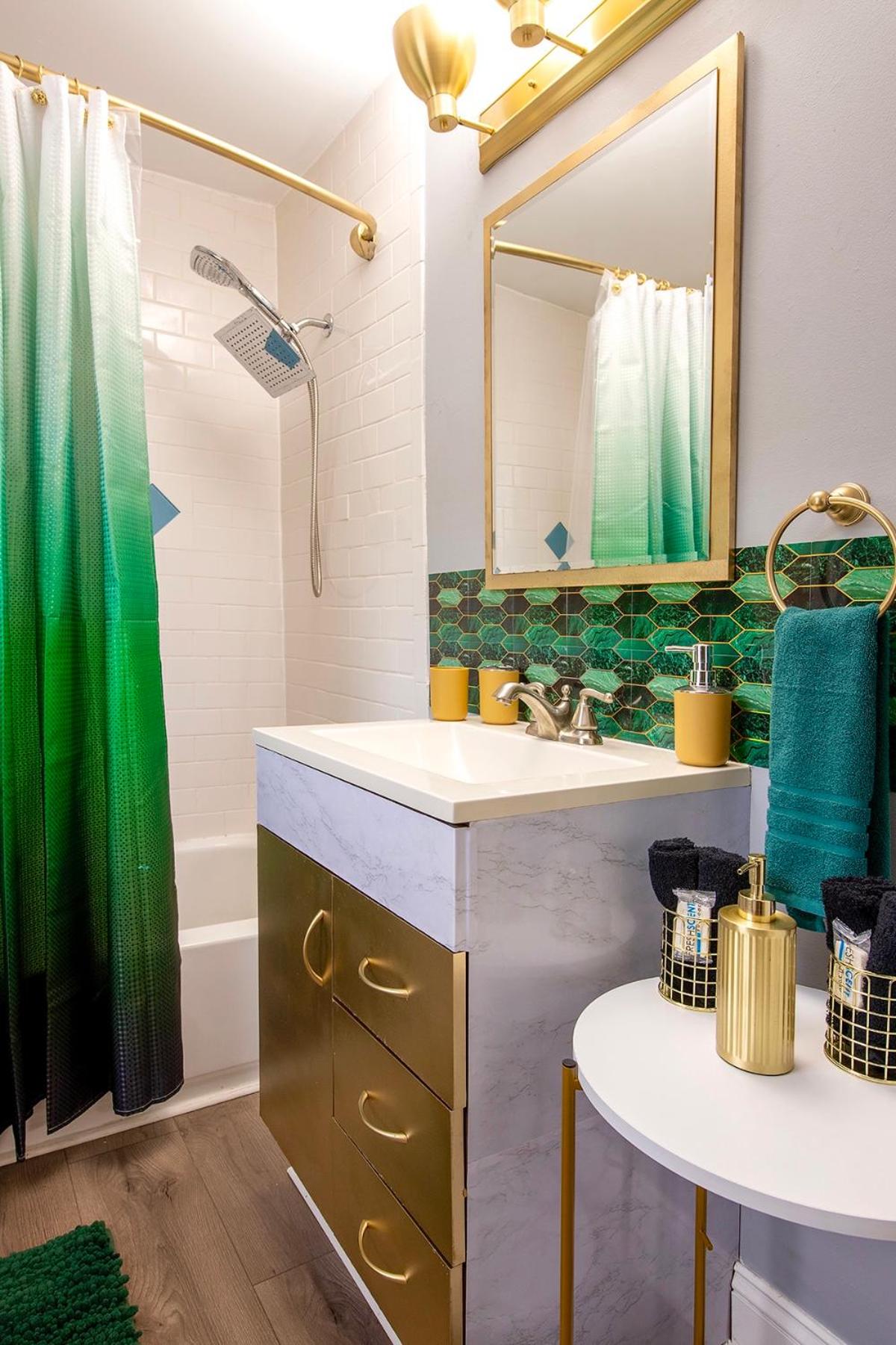 The Tremont Emerald - By Christmas Story House - Historic Charm & Modern Comfort Near Downtown With Parking, 300MB Wifi & Self Check-In view 4