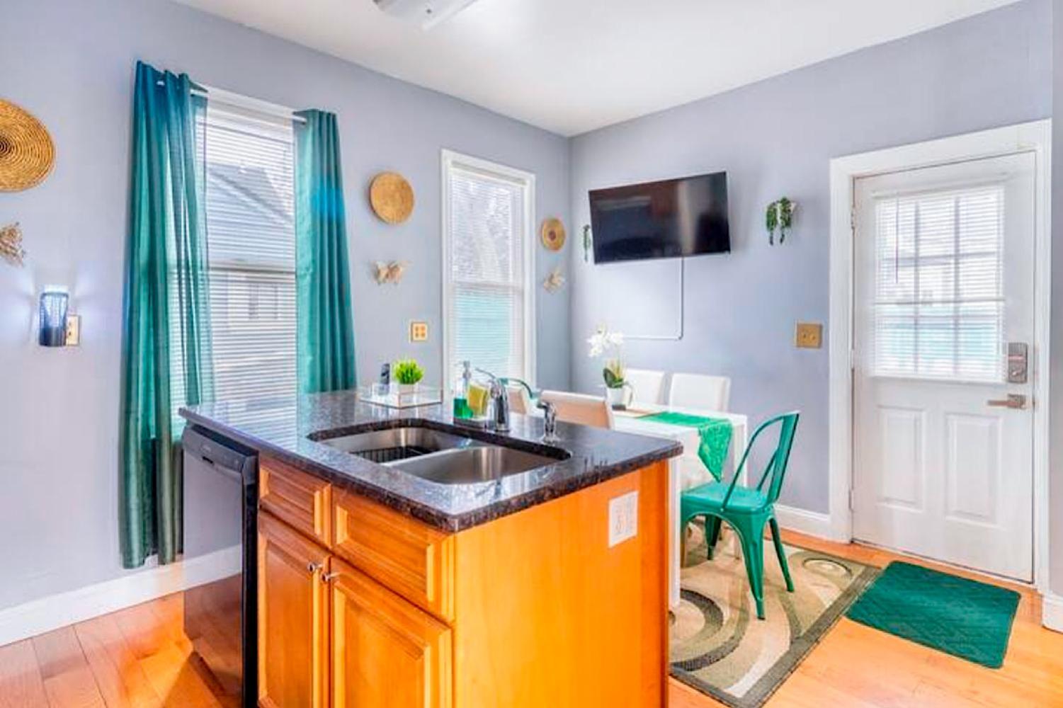 The Tremont Emerald - By Christmas Story House - Historic Charm & Modern Comfort Near Downtown With Parking, 300MB Wifi & Self Check-In view 3