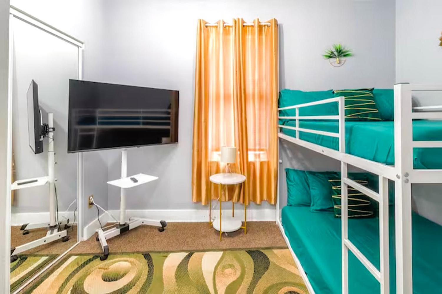 The Tremont Emerald - By Christmas Story House - Historic Charm & Modern Comfort Near Downtown With Parking, 300MB Wifi & Self Check-In view 2
