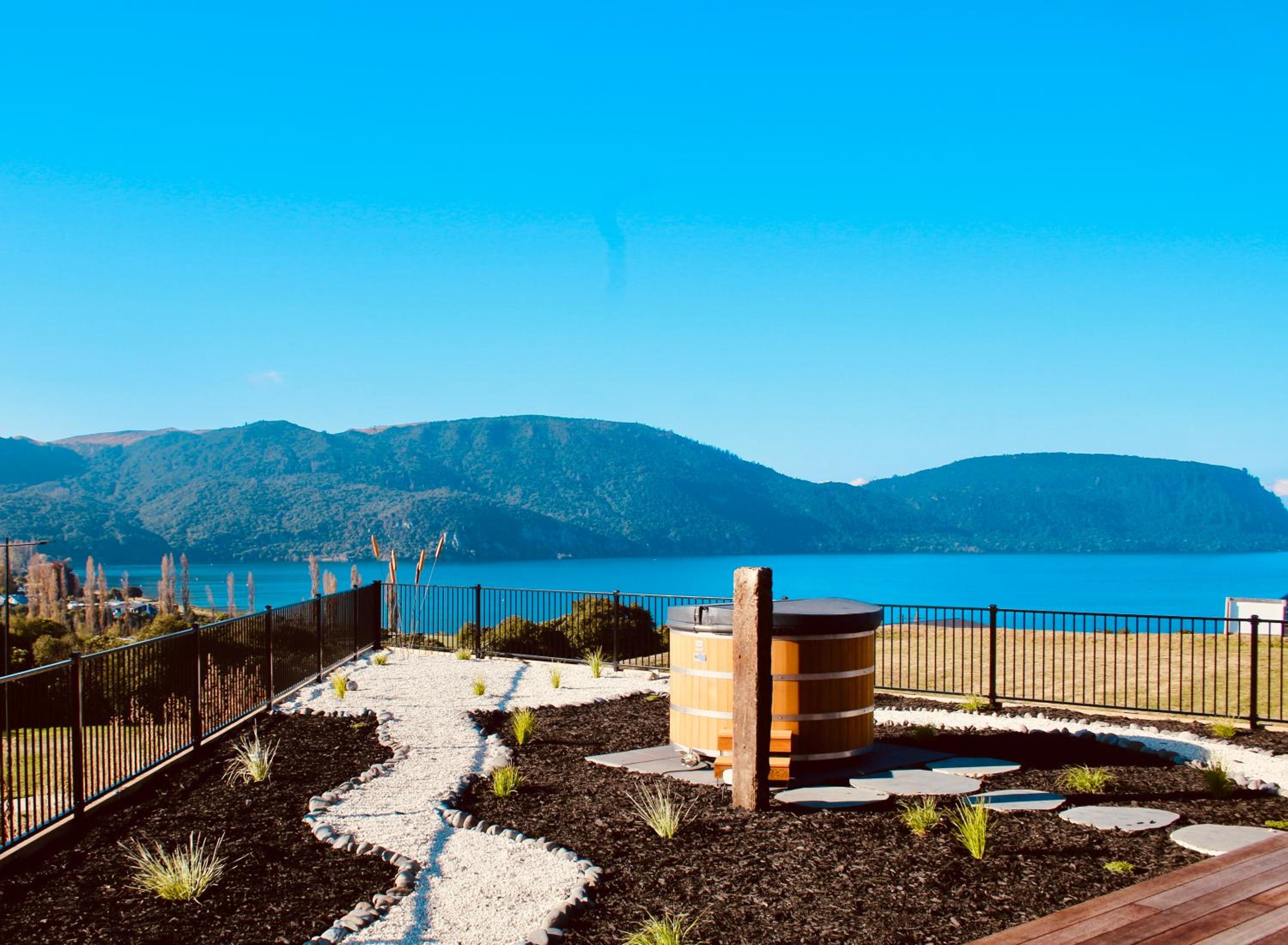 Hotel Kinloch Lake View - Image 1