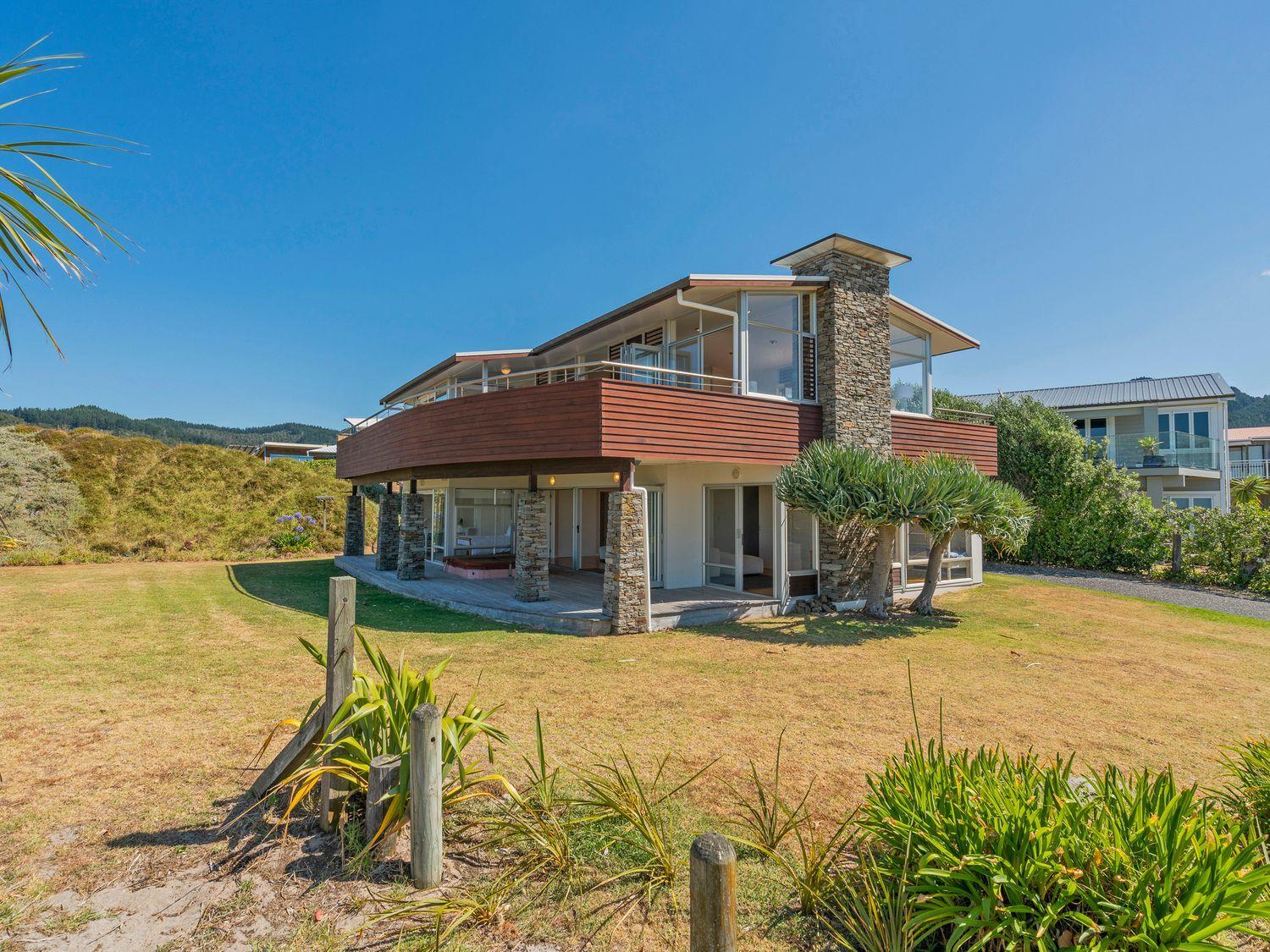 Hosts on the Coast Beachside Beauty in Whiritoa view 2