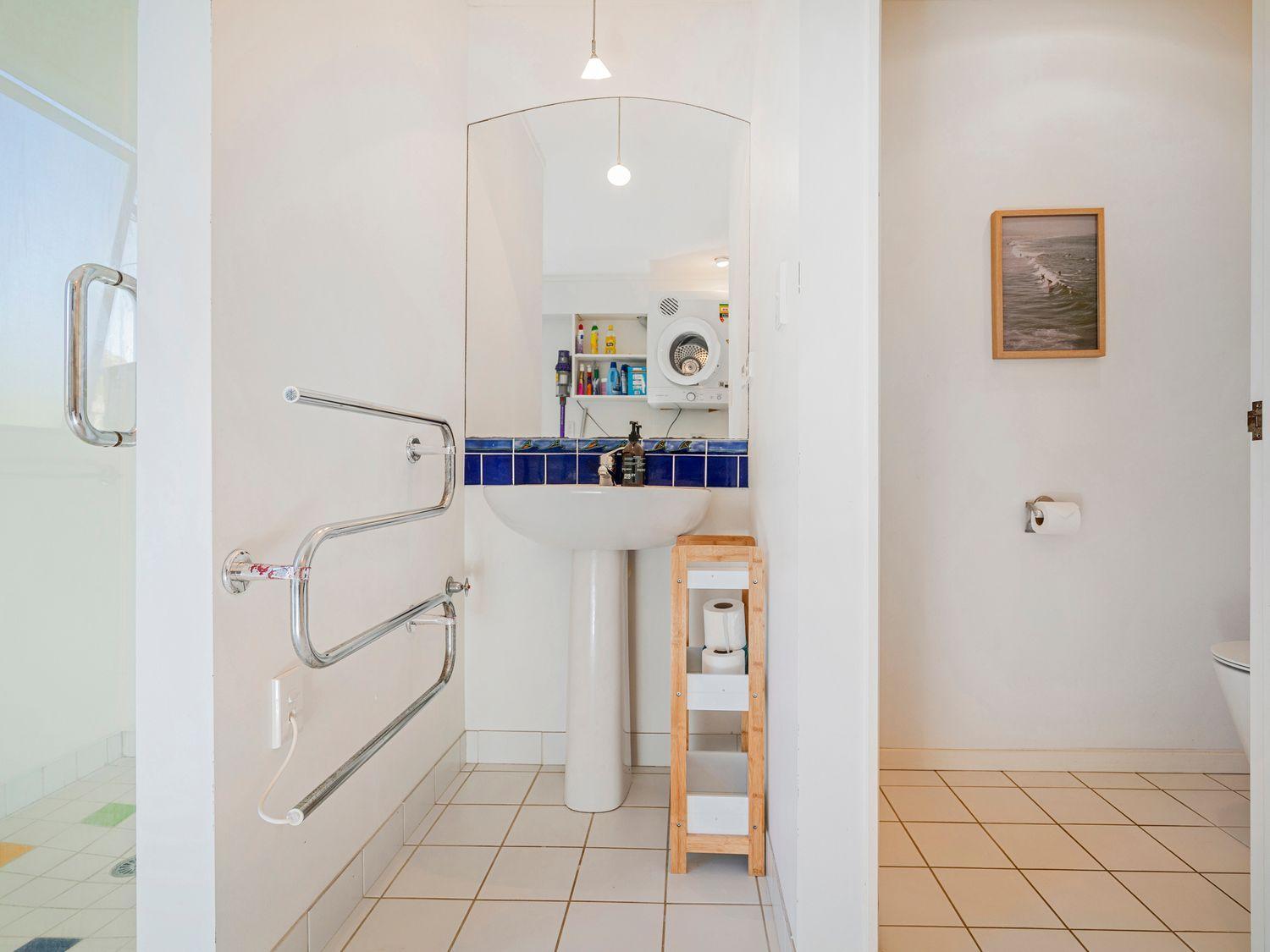 Hosts on the Coast Beachside Beauty in Whiritoa view 3