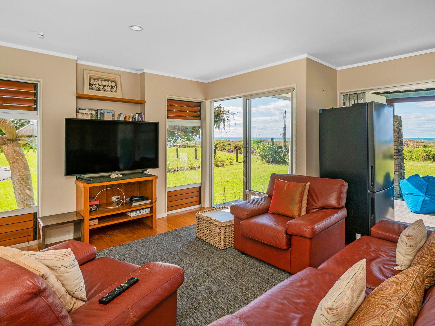 Hosts on the Coast Beachside Beauty in Whiritoa view 4