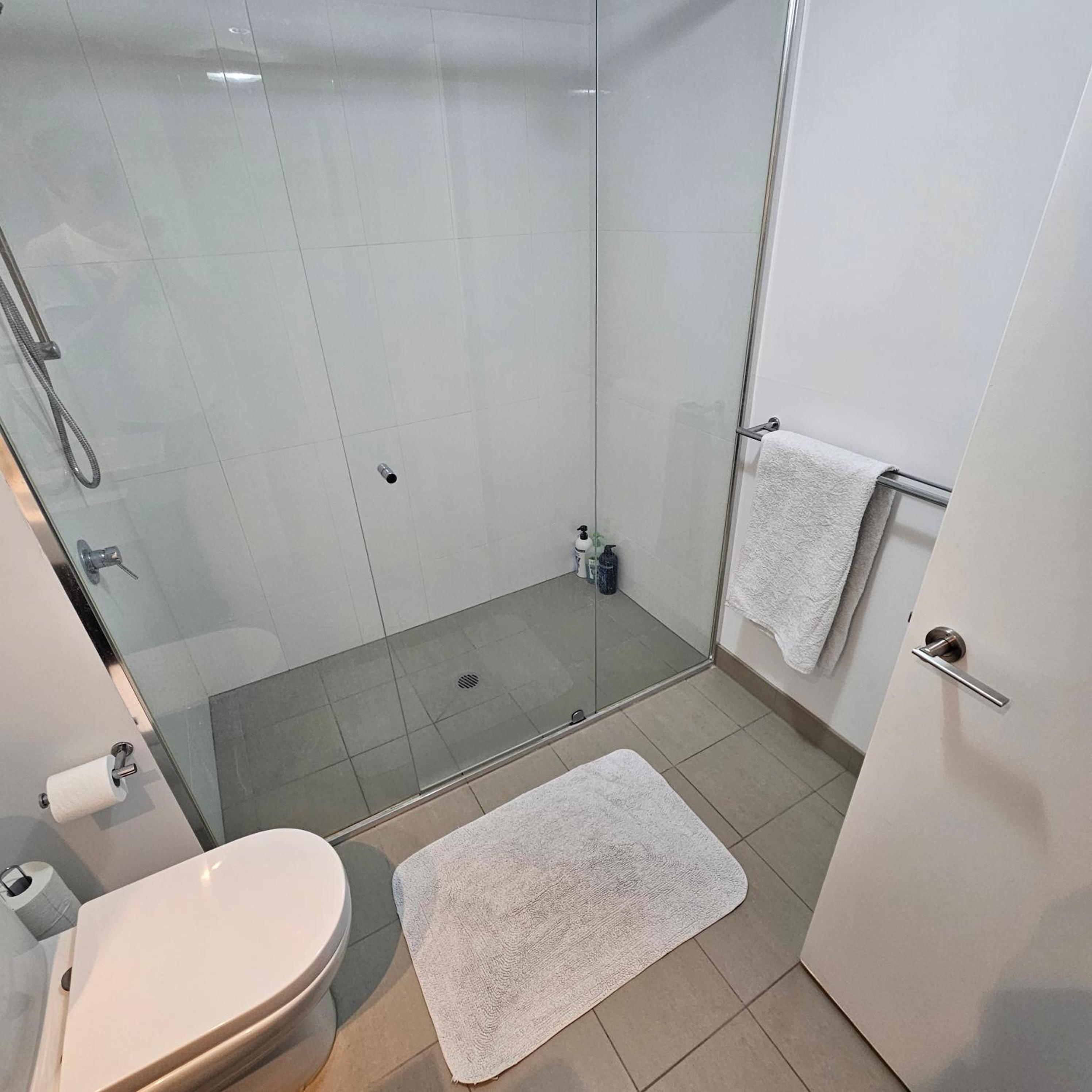 Brisbane Vacations - Private Bedroom Bathroom in Shared Inner Brisbane Apartment - Property Image 11