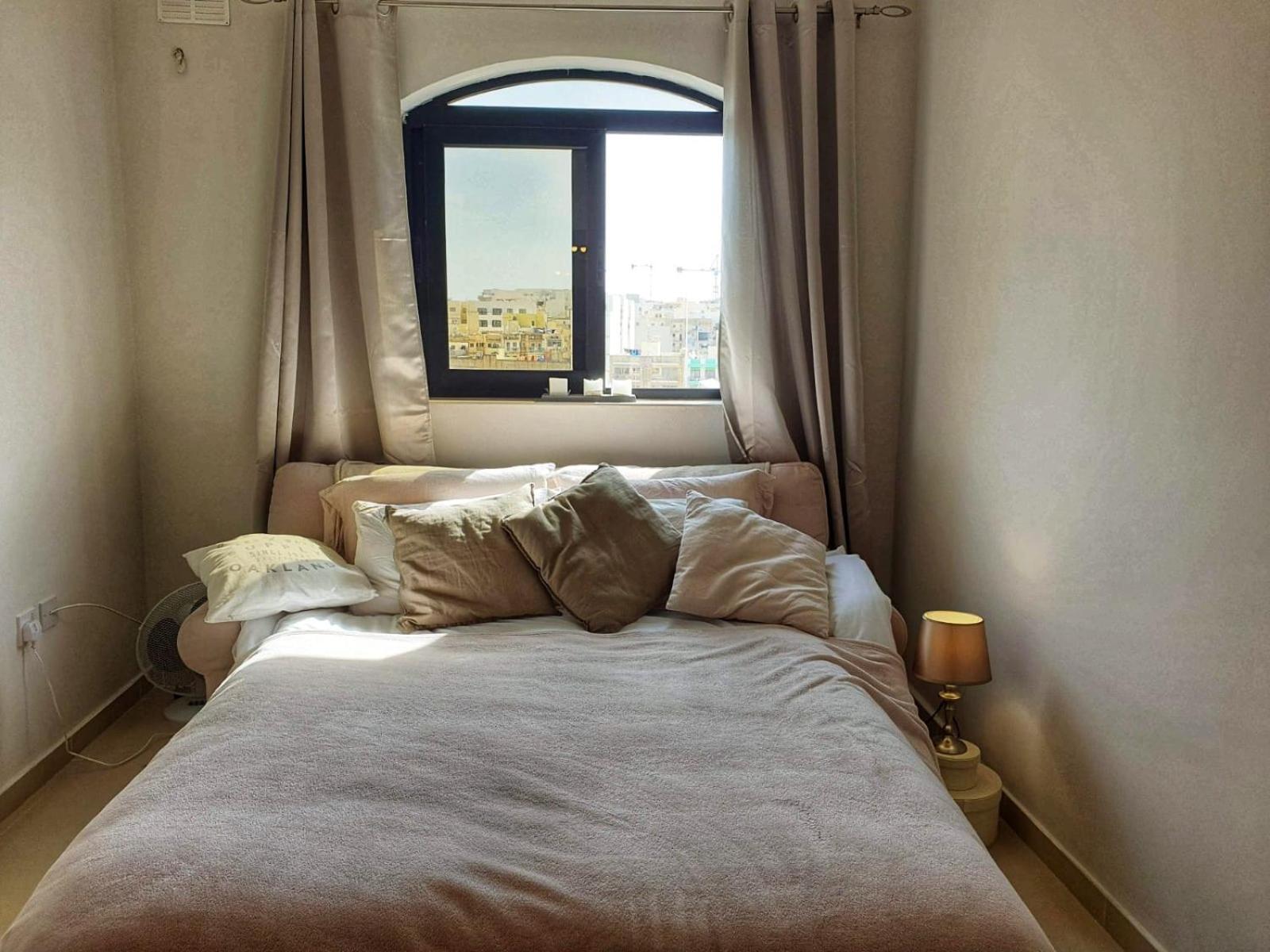 2 Bedroom Apartment Close to Centre & Seafront photo 2