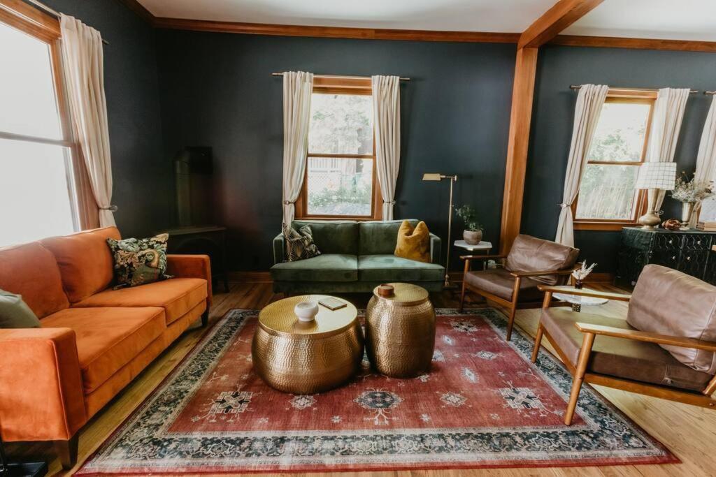 1 bedroom Modern Victorian in heart of downtown view 4