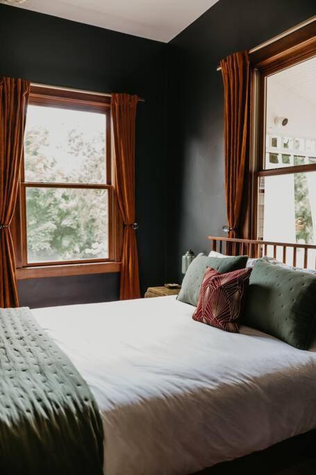 1 bedroom Modern Victorian in heart of downtown view 2
