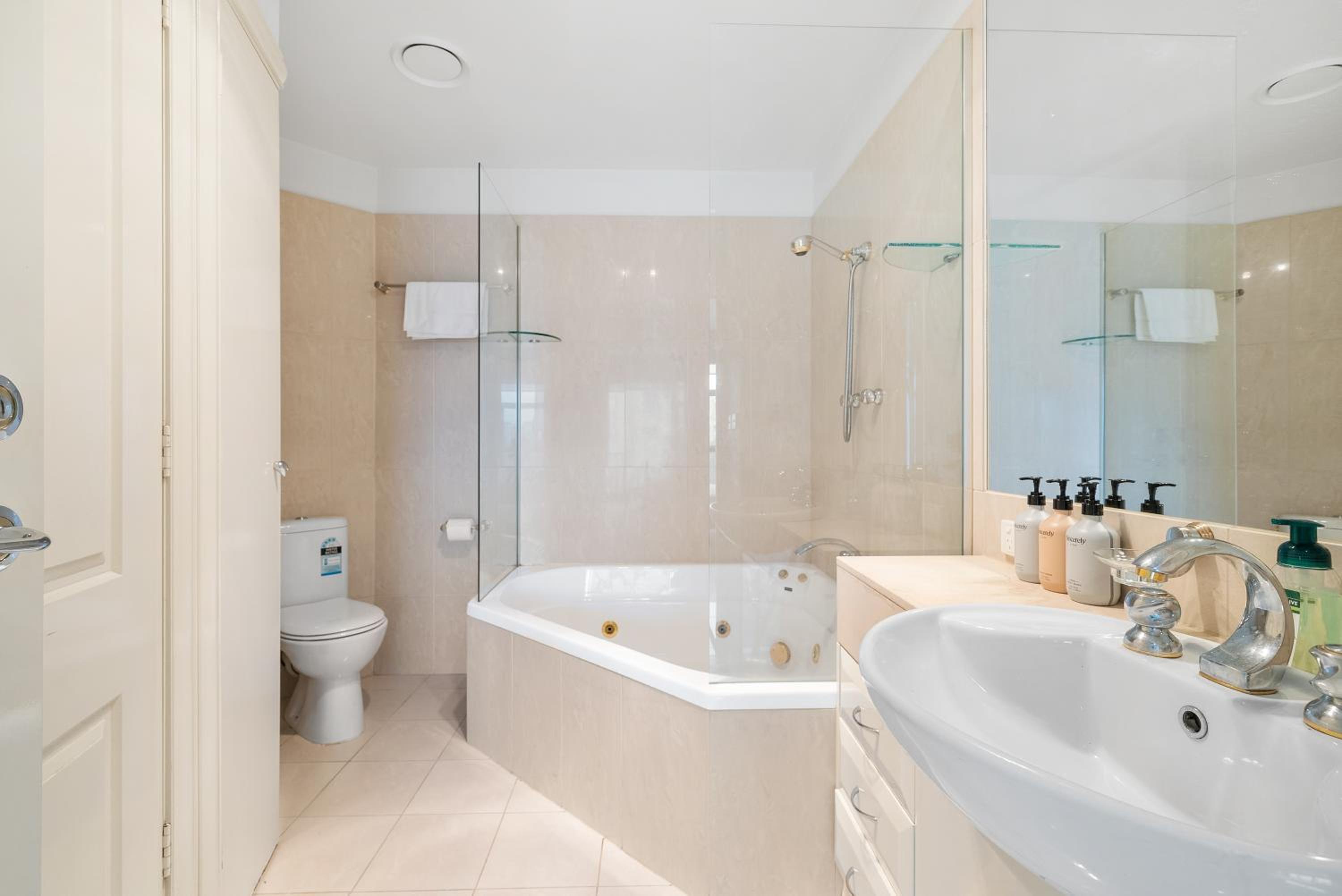East Melbourne 2BR Apartment