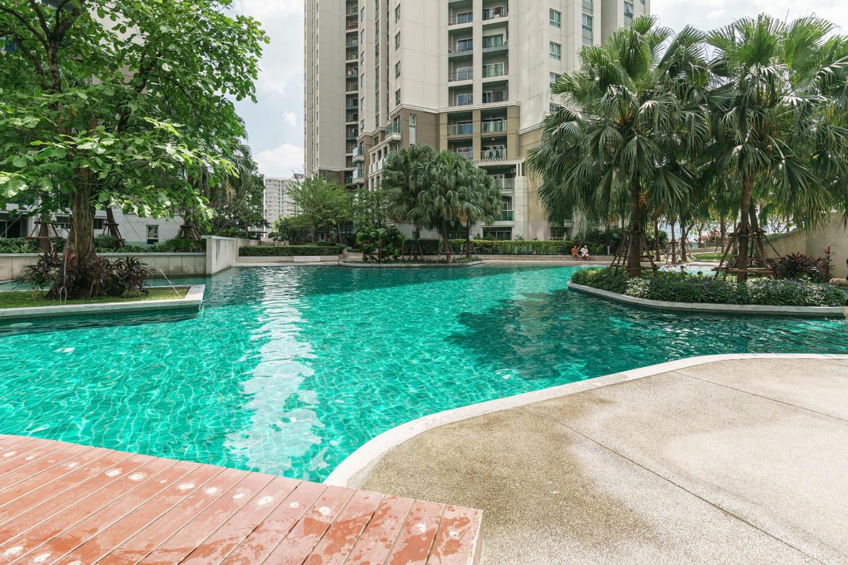 Internet celebrity train night market swimming pool free WiFi mrt 100m