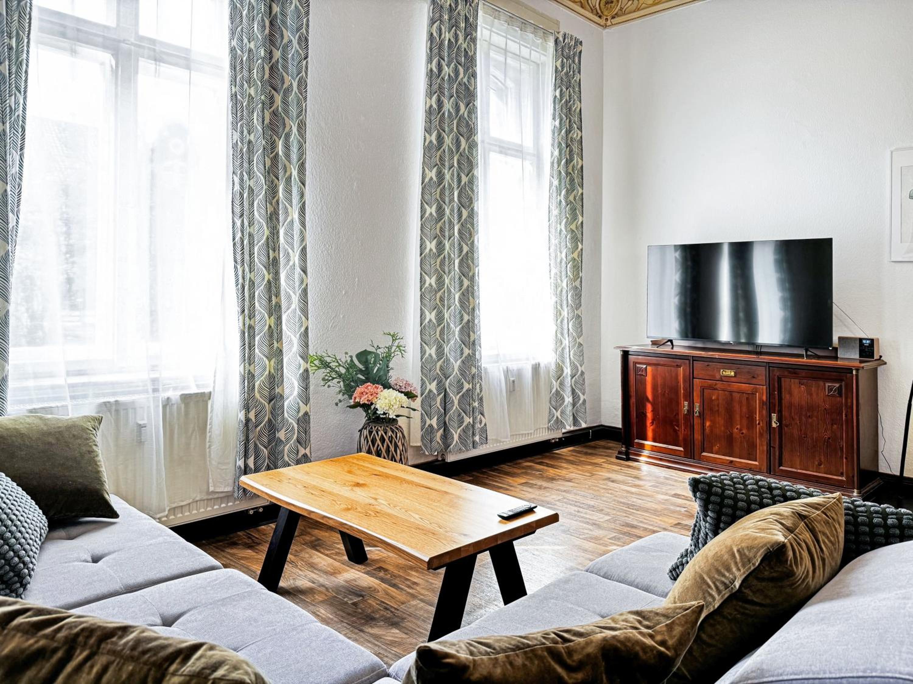 Ferienwohnung Villa Nieske - Jugendstil Denkmal, free WLAN & Parken, Self Check-In, Smart-TV