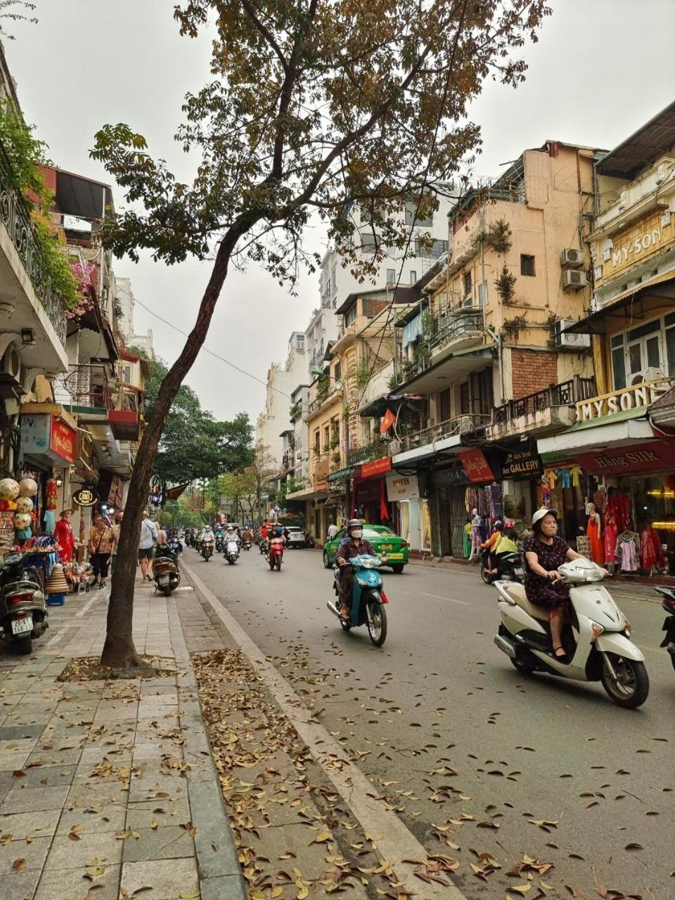Amazing View, Natural View, 3' To Hoan Kiem Lake, Free Wifi, Netflix, 2 Beds, 1 Toilet-2 Showers