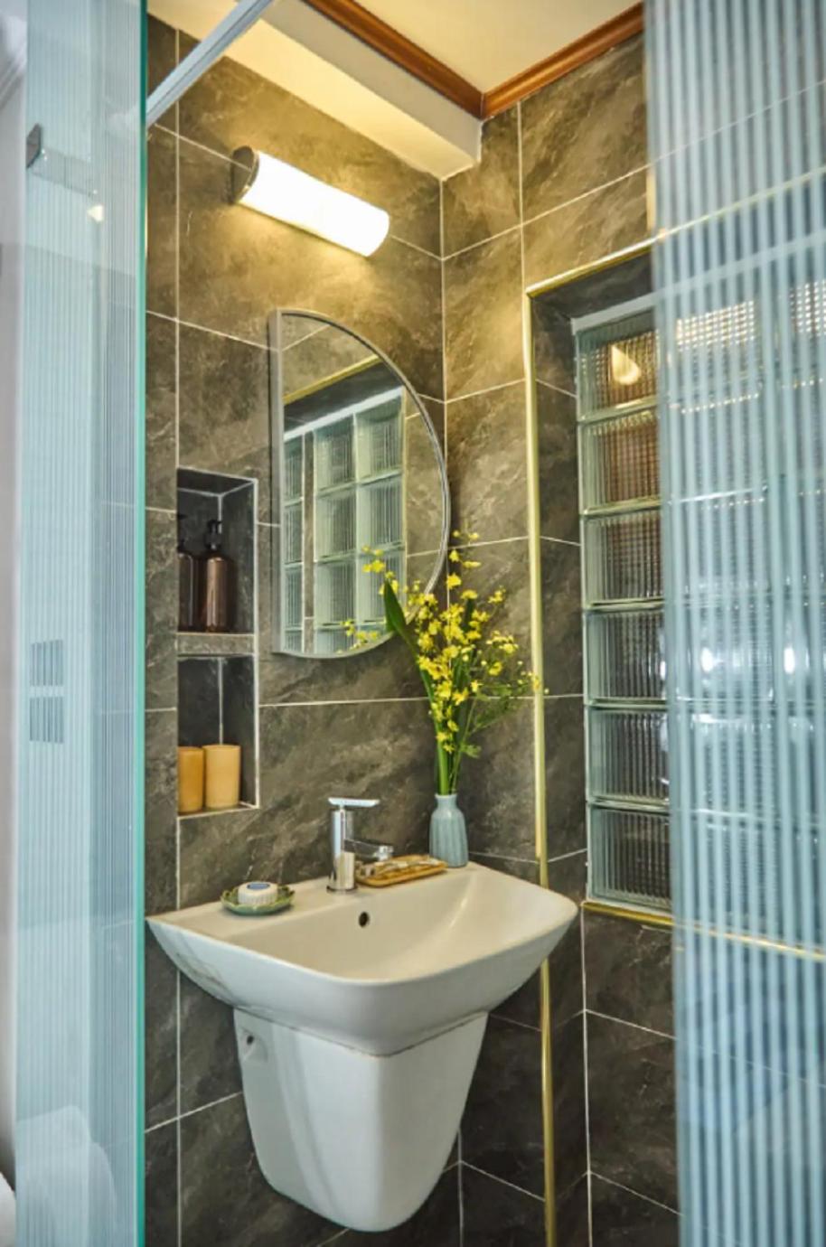 Amazing View, Natural View, 3' To Hoan Kiem Lake, Free Wifi, Netflix, 2 Beds, 1 Toilet-2 Showers