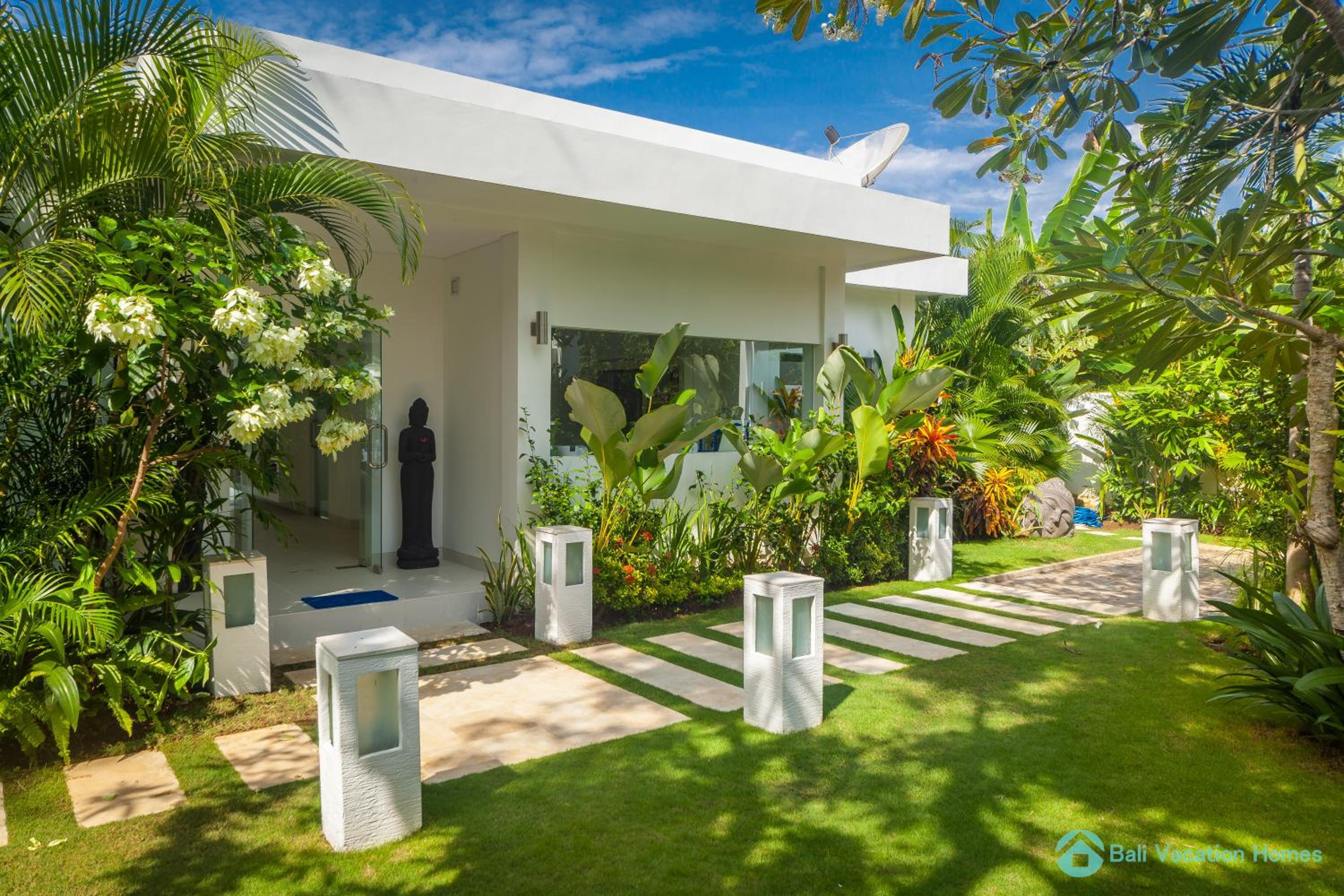 Ocean Beachfront Luxury Design Villa @ Lovina - Villa Ibiza Bali view 2