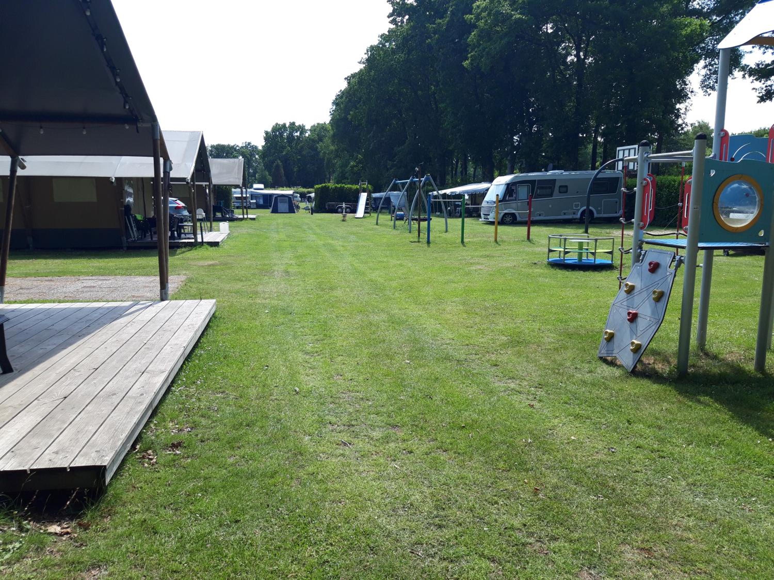 Safaritent bij speeltuin voor gezinnen op groen rustig park op de Veluwe view 2