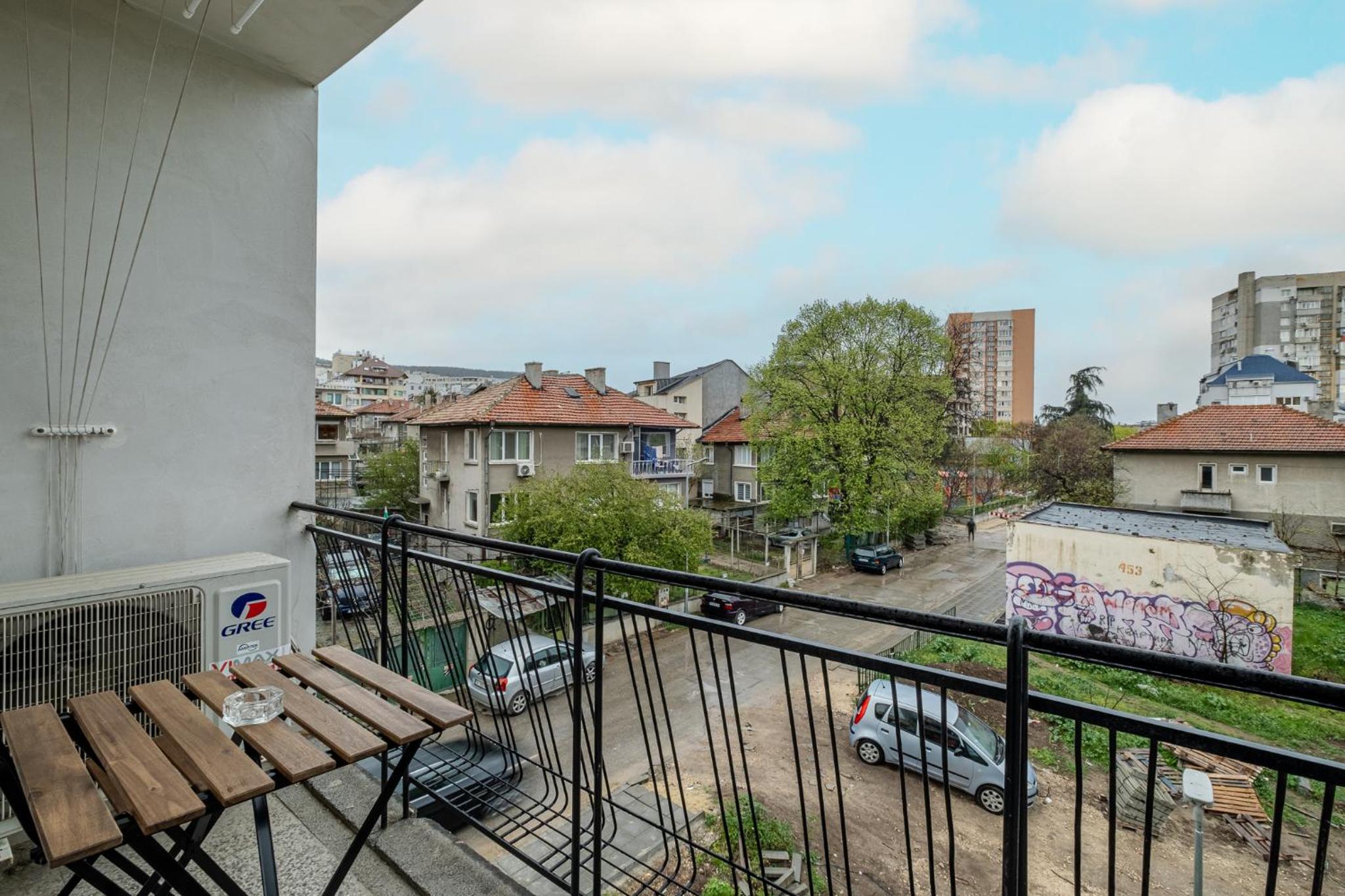 Peaceful Apartment with FREE Parking