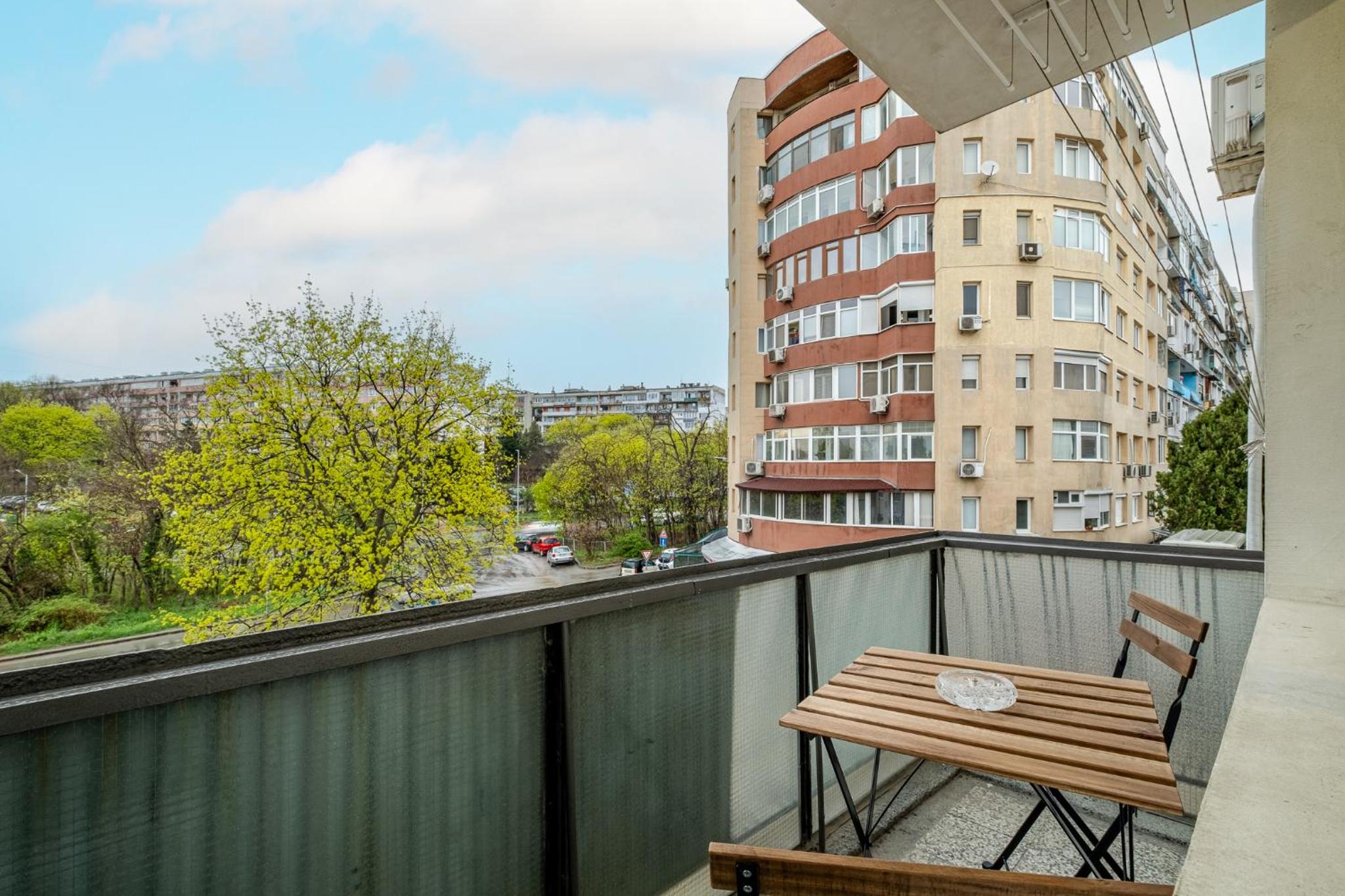 Peaceful Apartment with FREE Parking