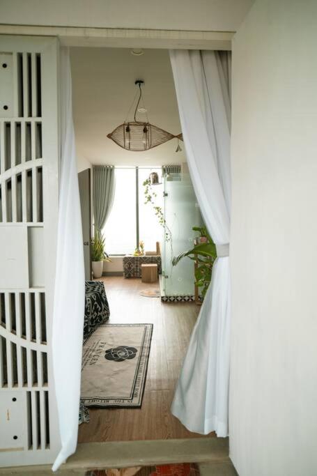 Comfortable bedroom with large balcony. - 1br