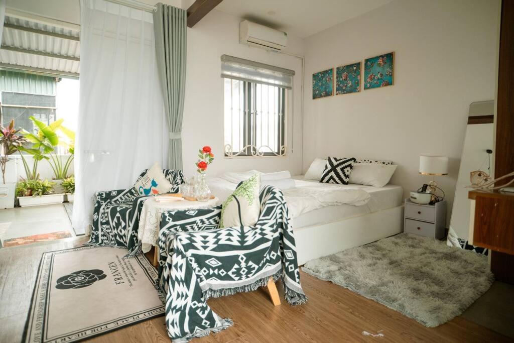 Comfortable bedroom with large balcony. - 1br