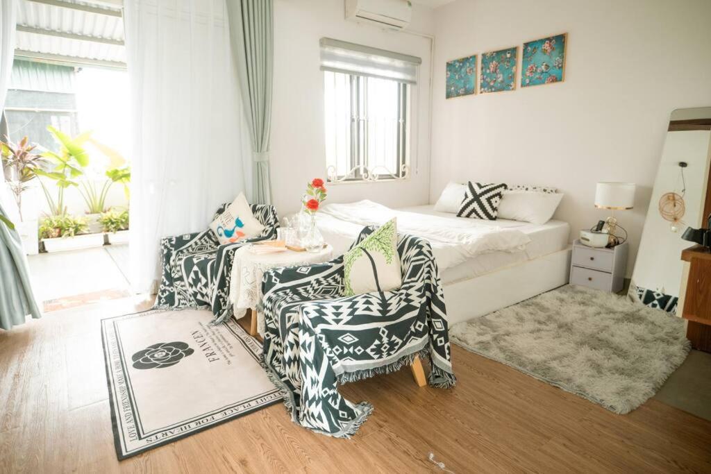Comfortable bedroom with large balcony. - 1br