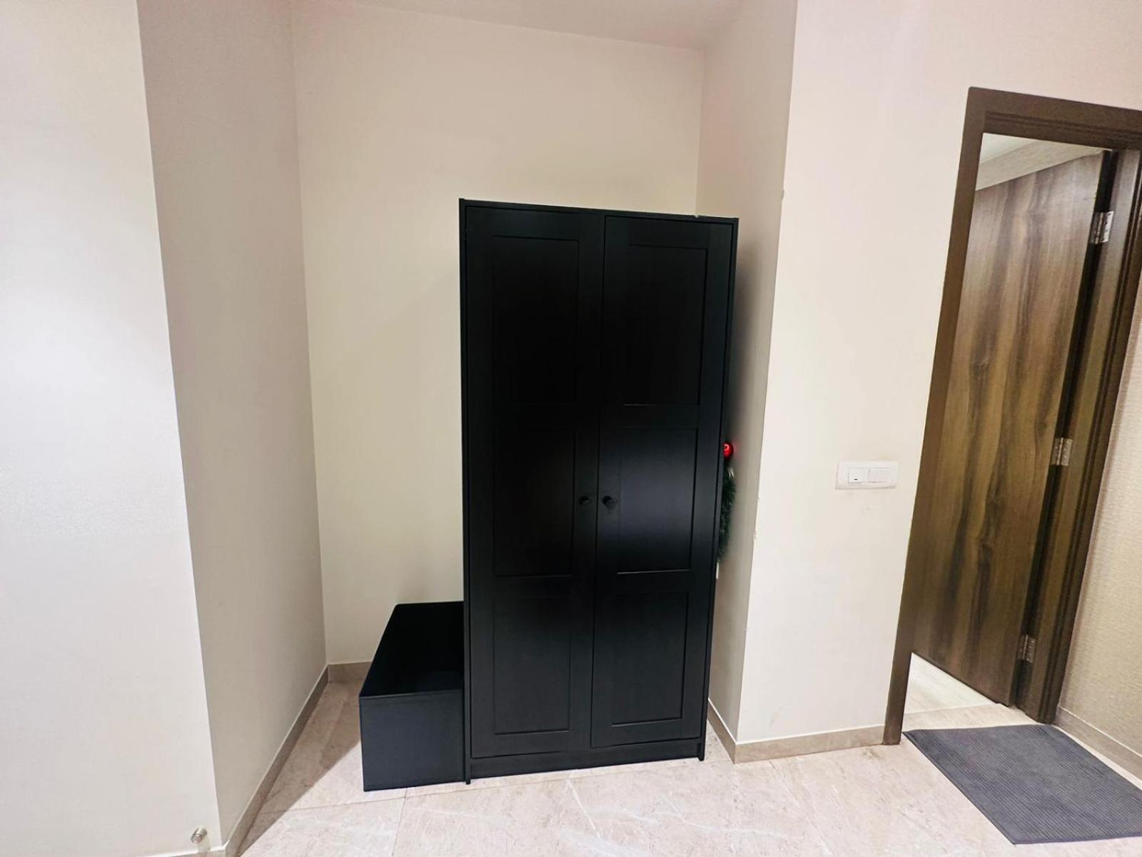 1BR Mumbai theme Apartment In Powai by Florastays
