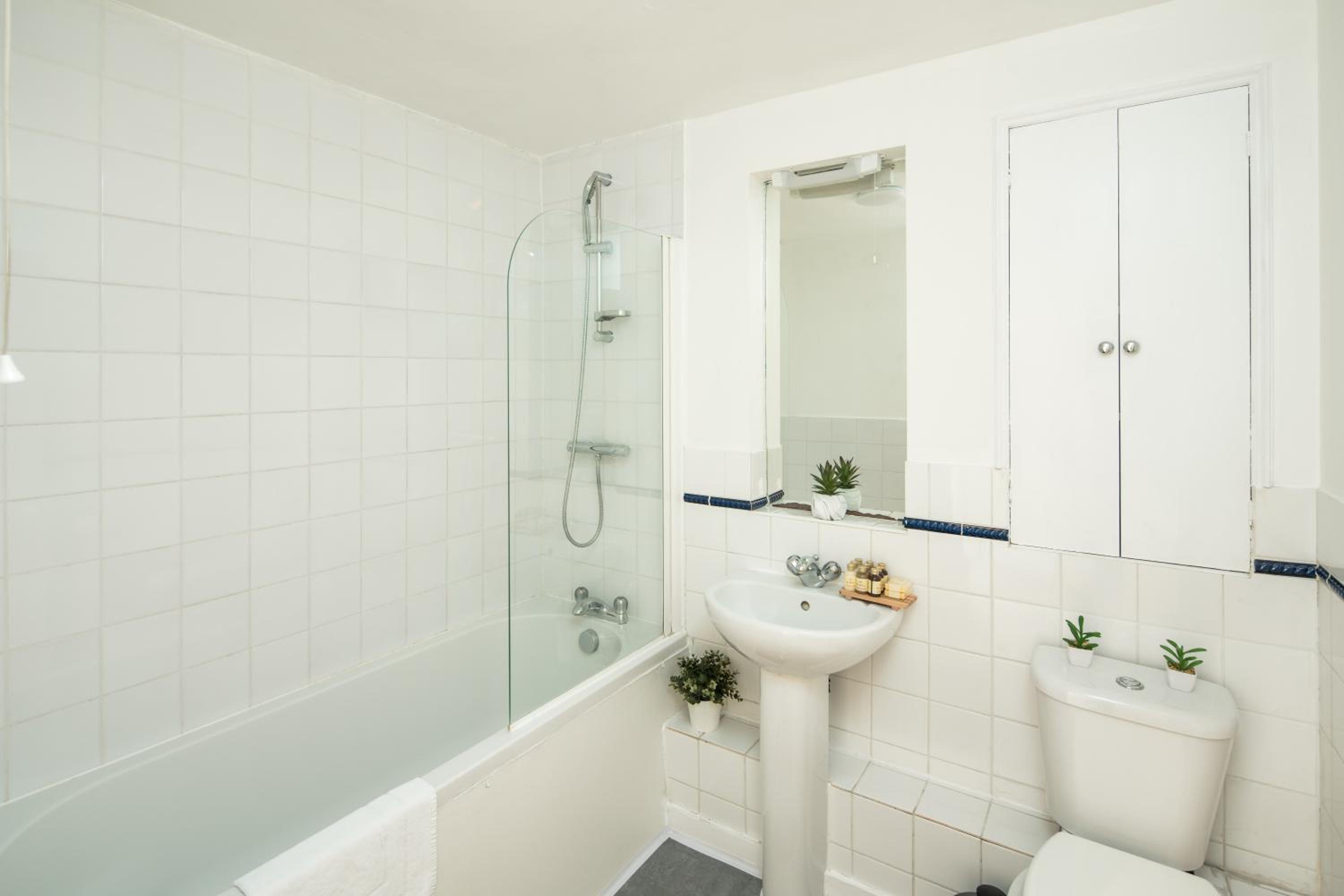 London Bridge Flat with Fast WiFi Ideal for Longer Stays Near Guys Hospital