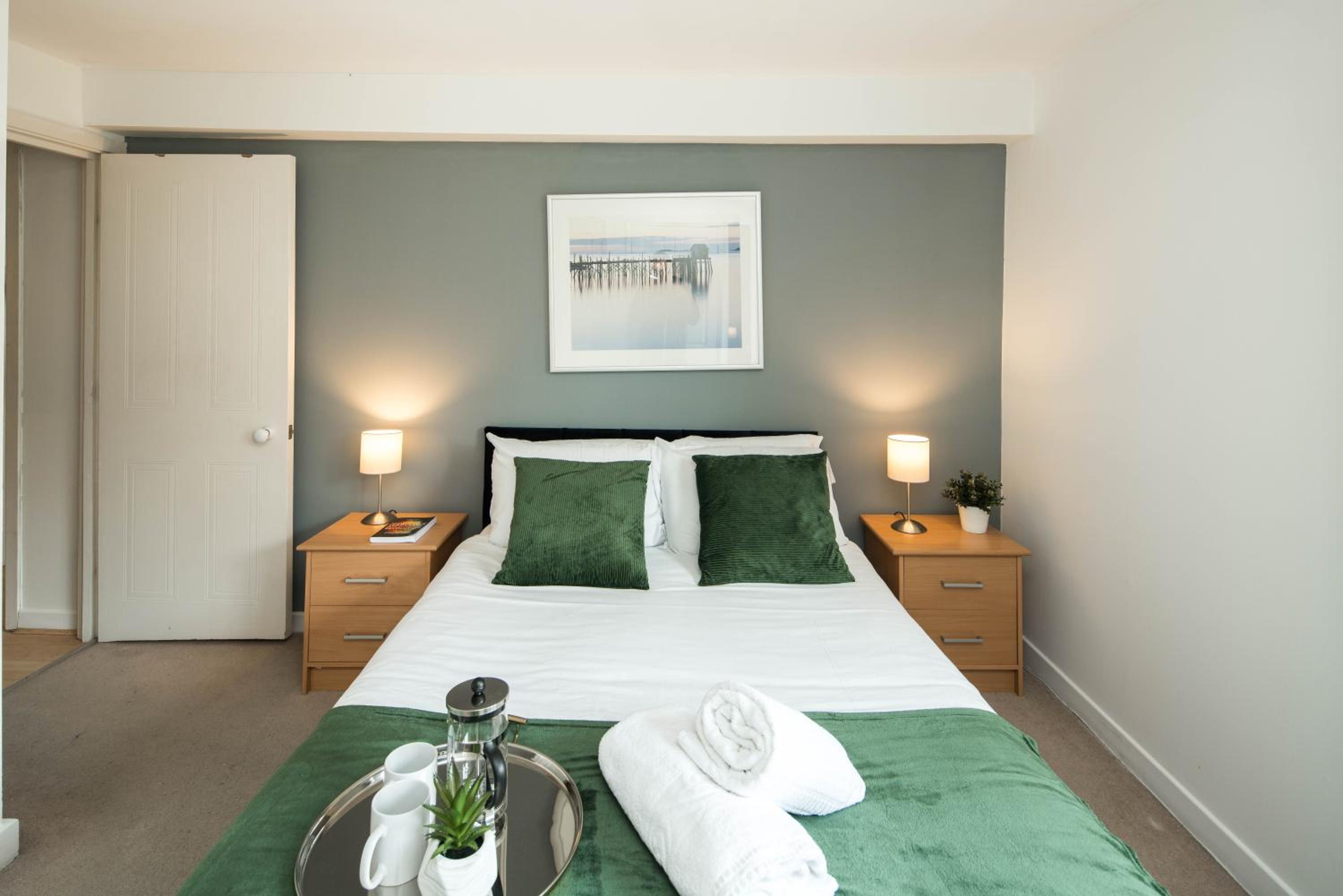 London Bridge Flat with Fast WiFi Ideal for Longer Stays Near Guys Hospital