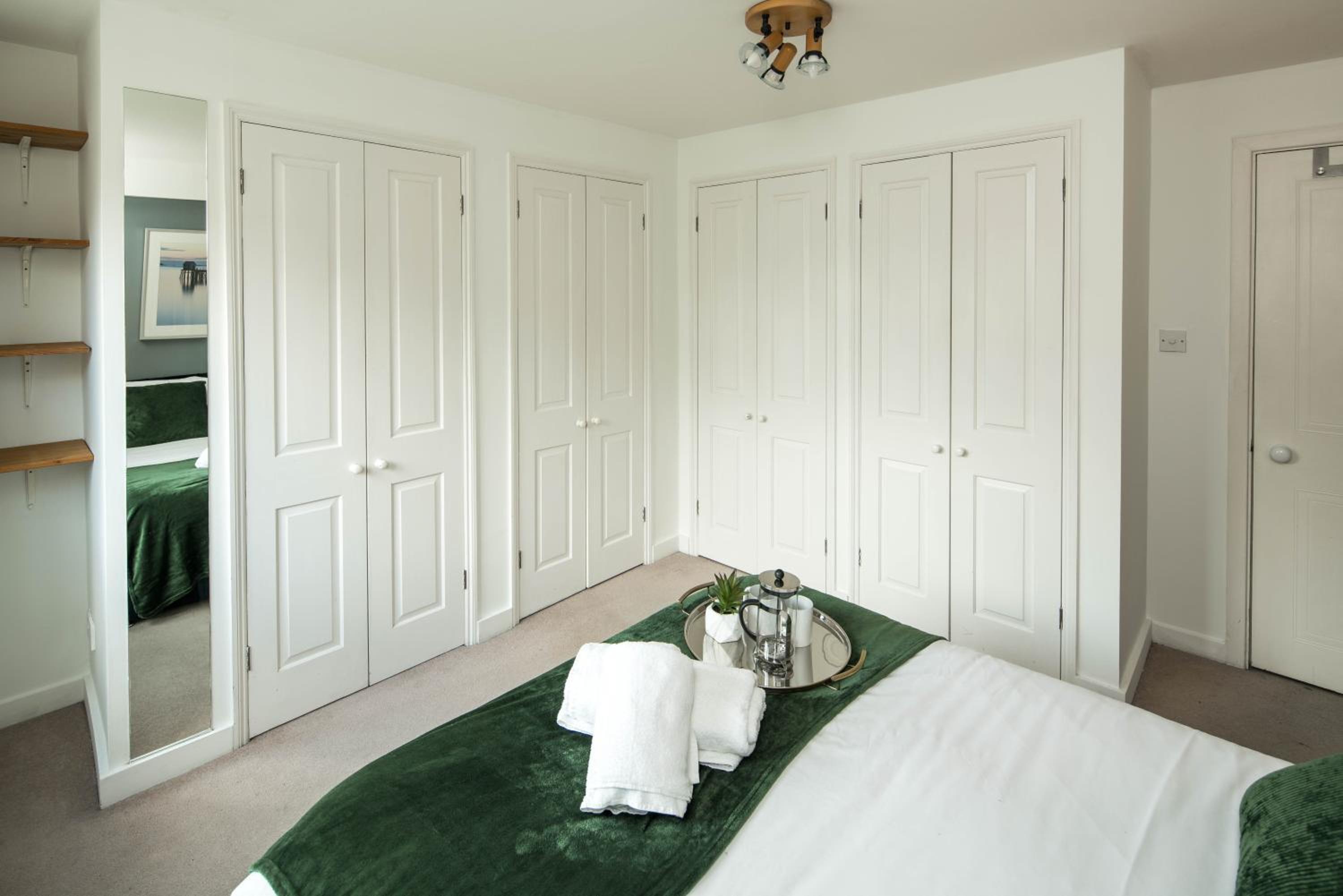 London Bridge Flat with Fast WiFi Ideal for Longer Stays Near Guys Hospital
