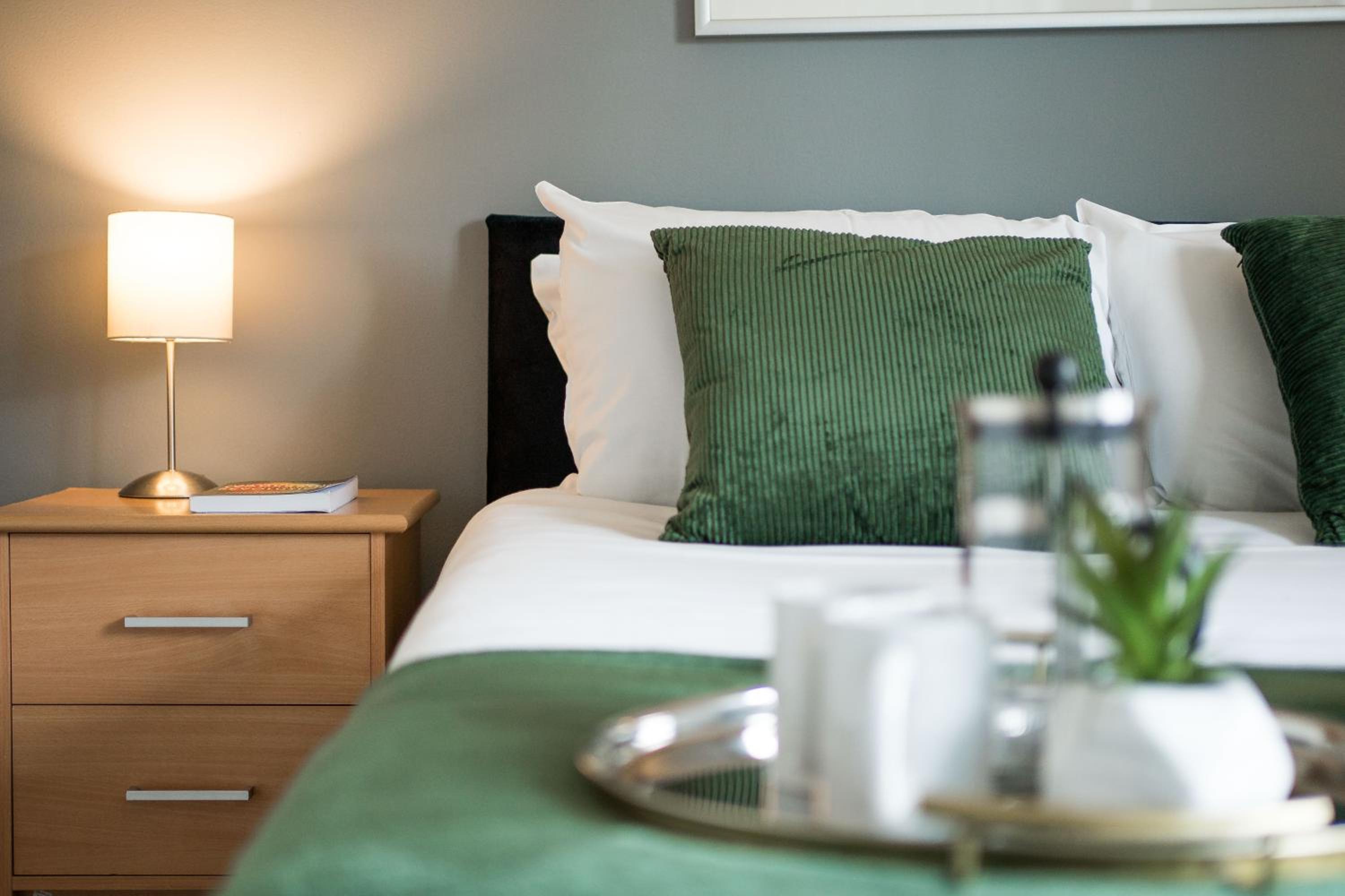 London Bridge Flat with Fast WiFi Ideal for Longer Stays Near Guys Hospital