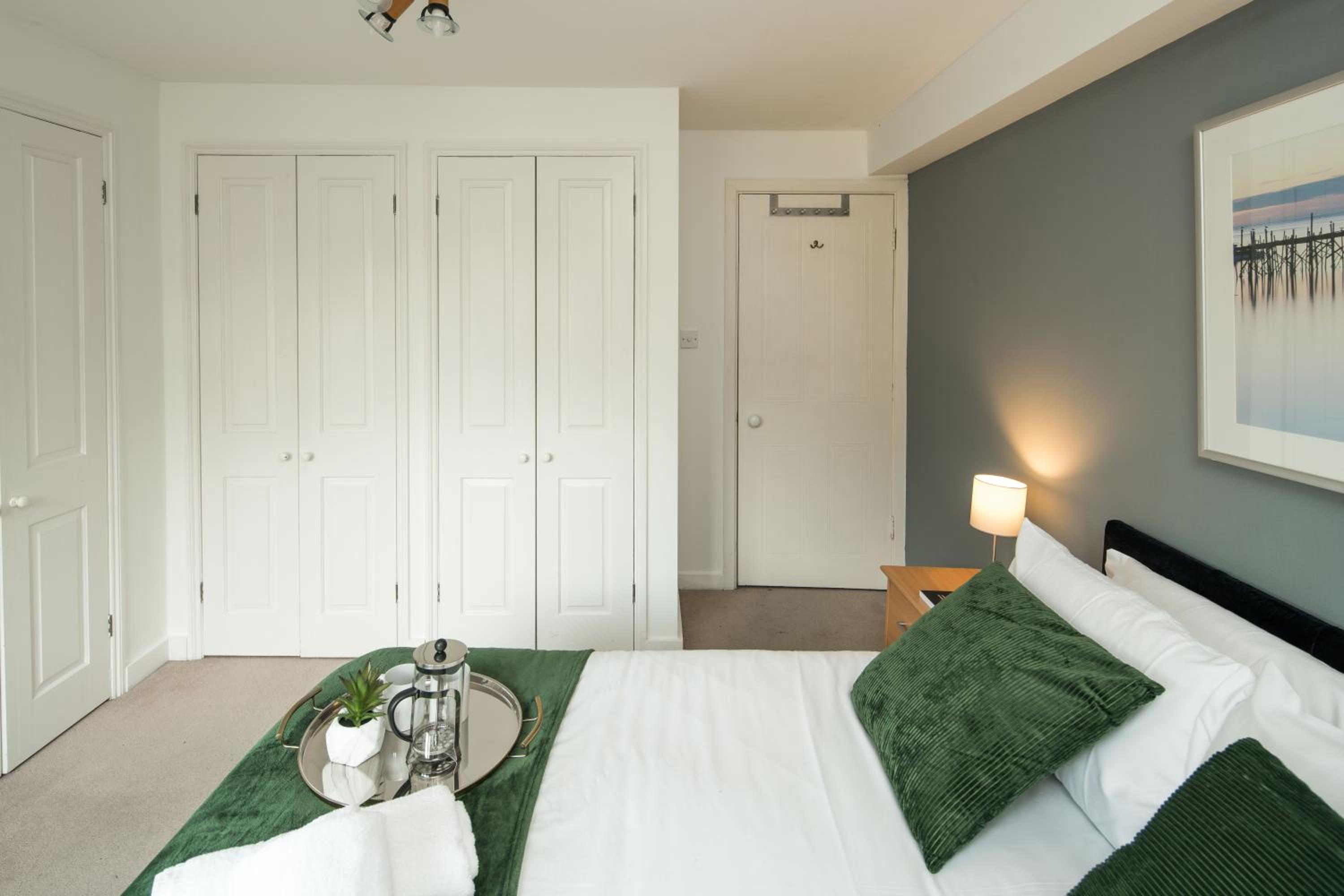 London Bridge Flat with Fast WiFi Ideal for Longer Stays Near Guys Hospital