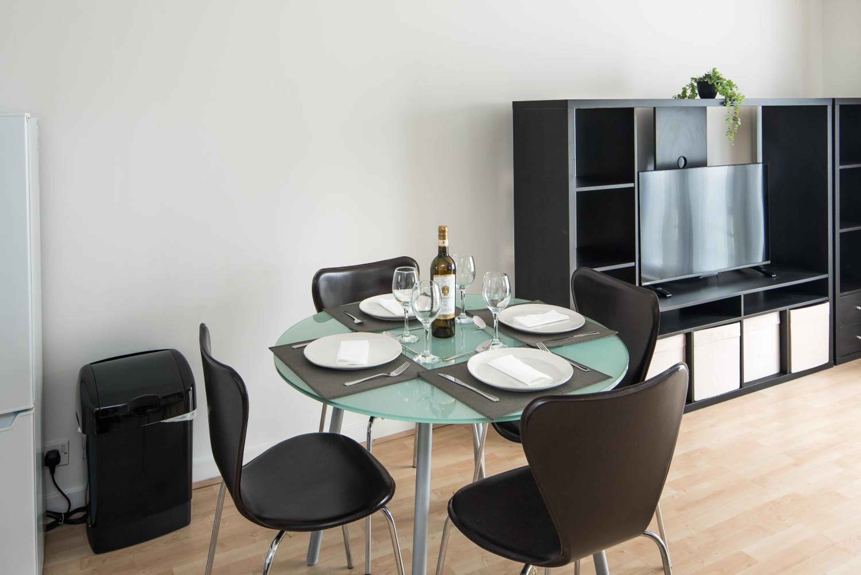London Bridge Flat with Fast WiFi Ideal for Longer Stays Near Guys Hospital