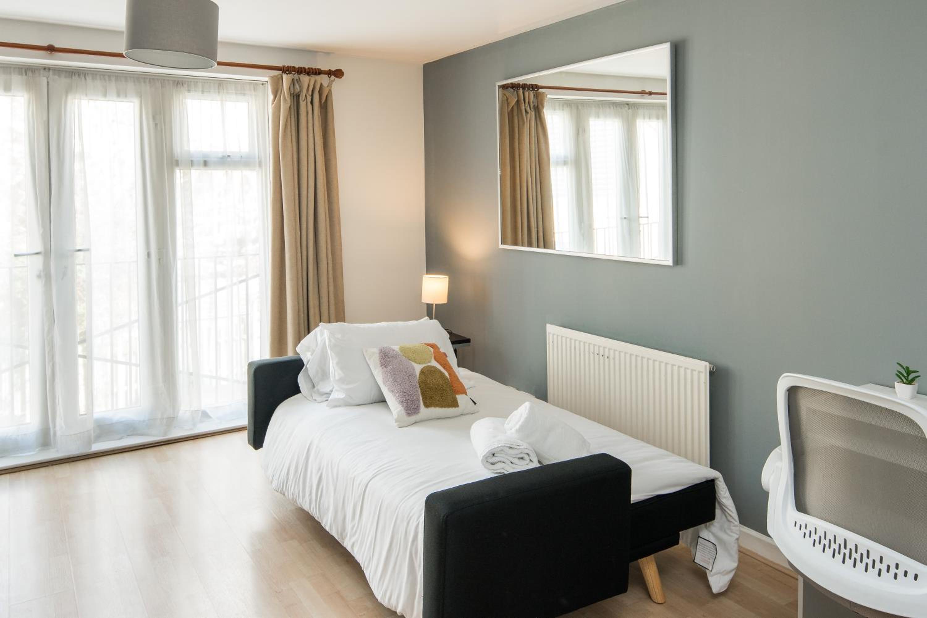 London Bridge Flat with Fast WiFi Ideal for Longer Stays Near Guys Hospital