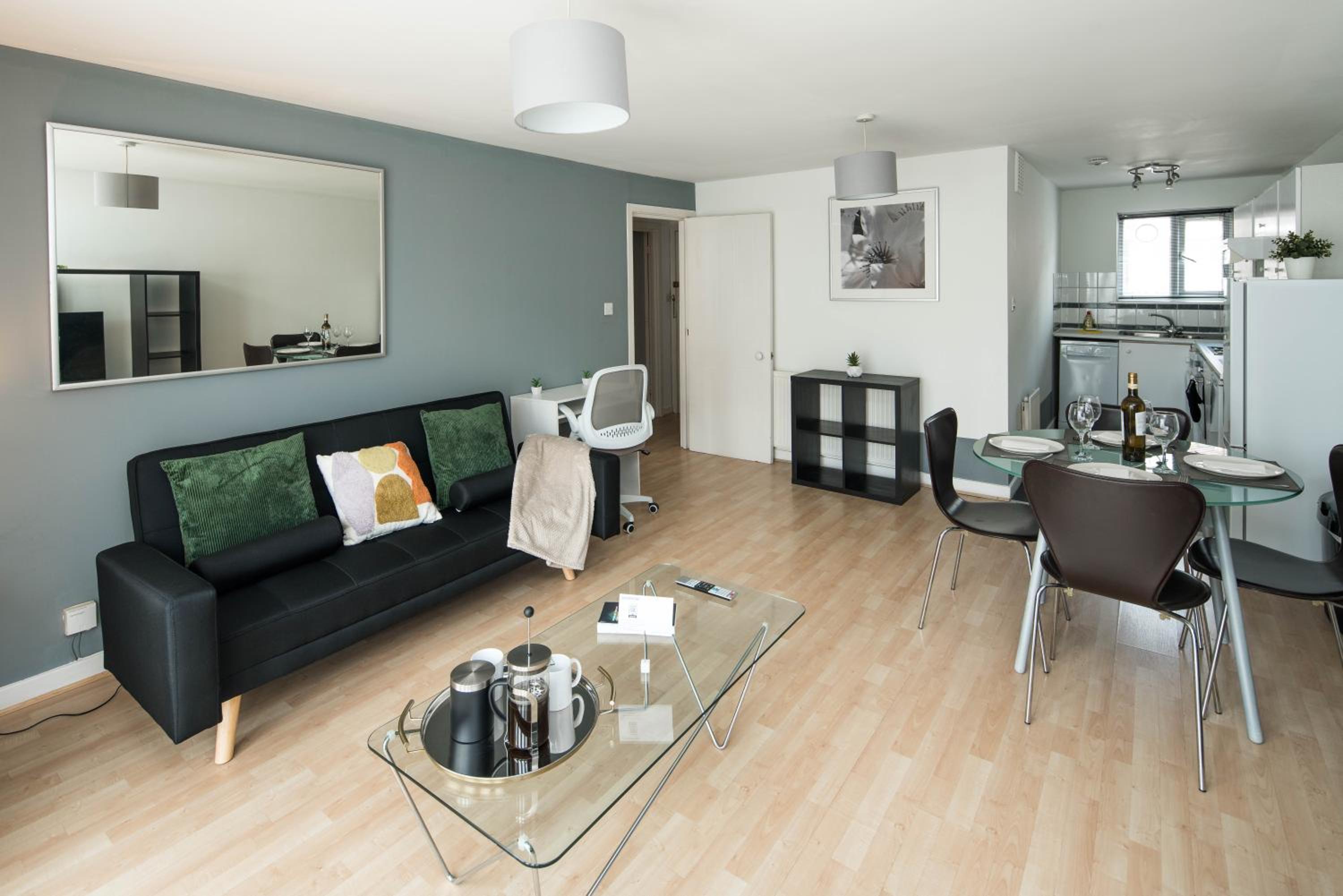 London Bridge Flat with Fast WiFi Ideal for Longer Stays Near Guys Hospital