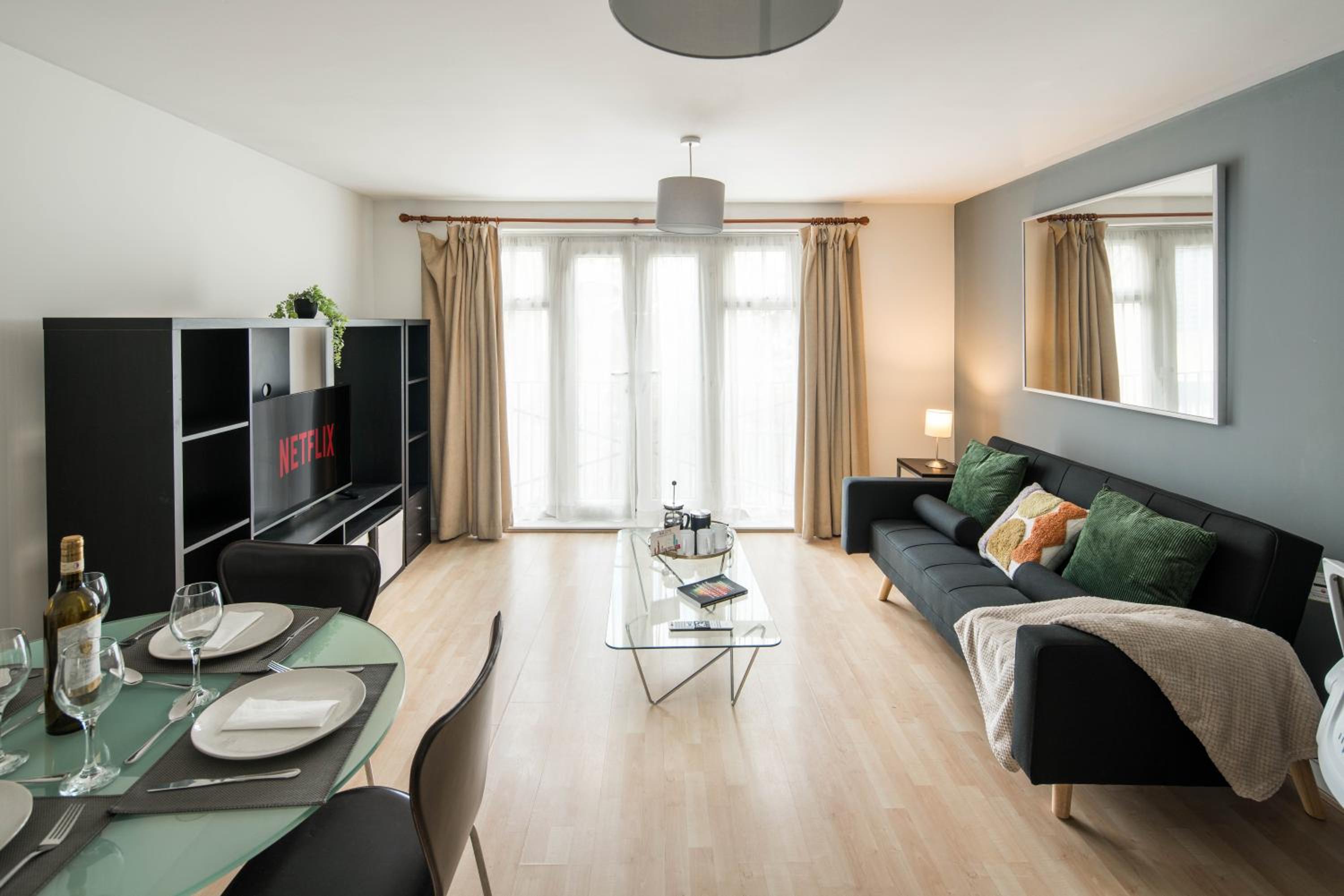 London Bridge Flat with Fast WiFi Ideal for Longer Stays Near Guys Hospital