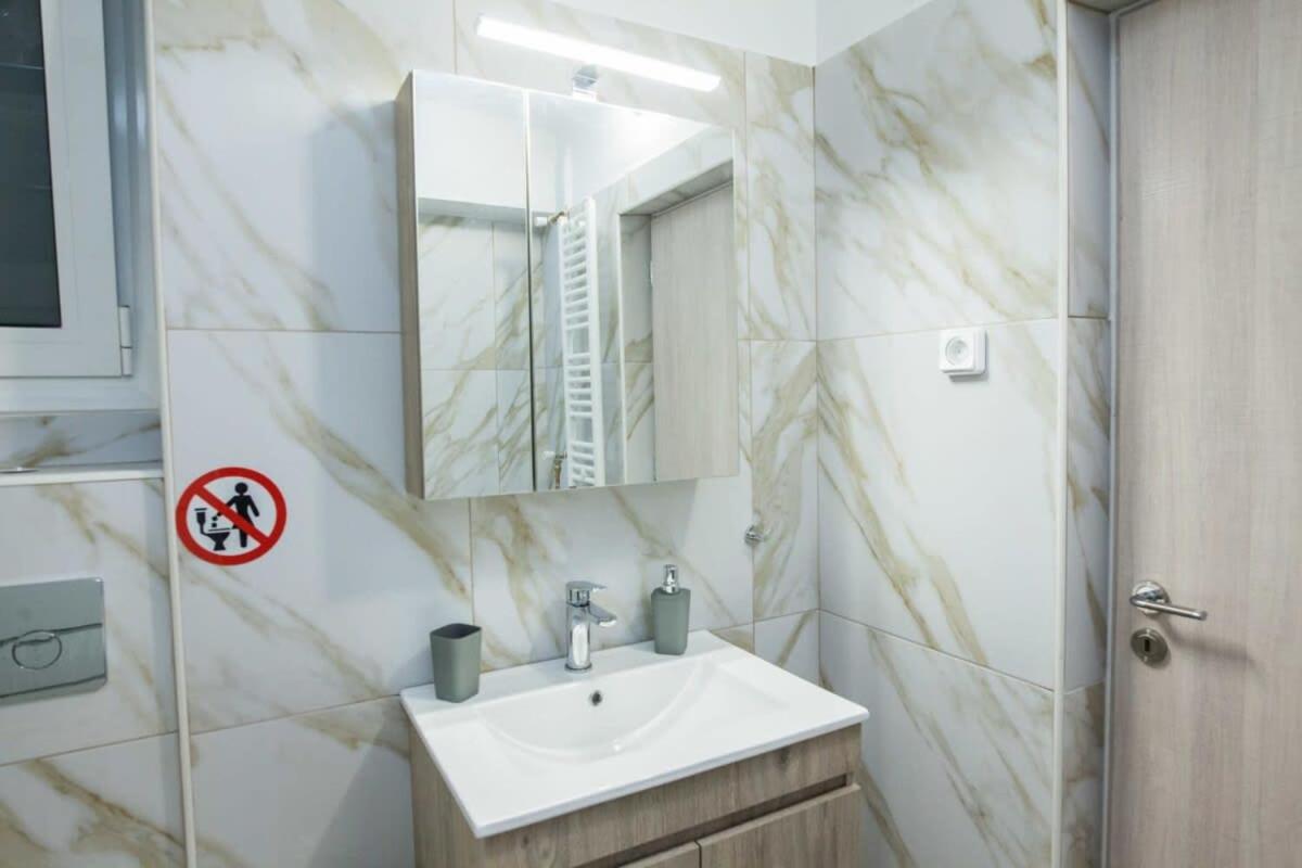 Charming Urban Oasis 1BR Apt near Megaro Mousikis