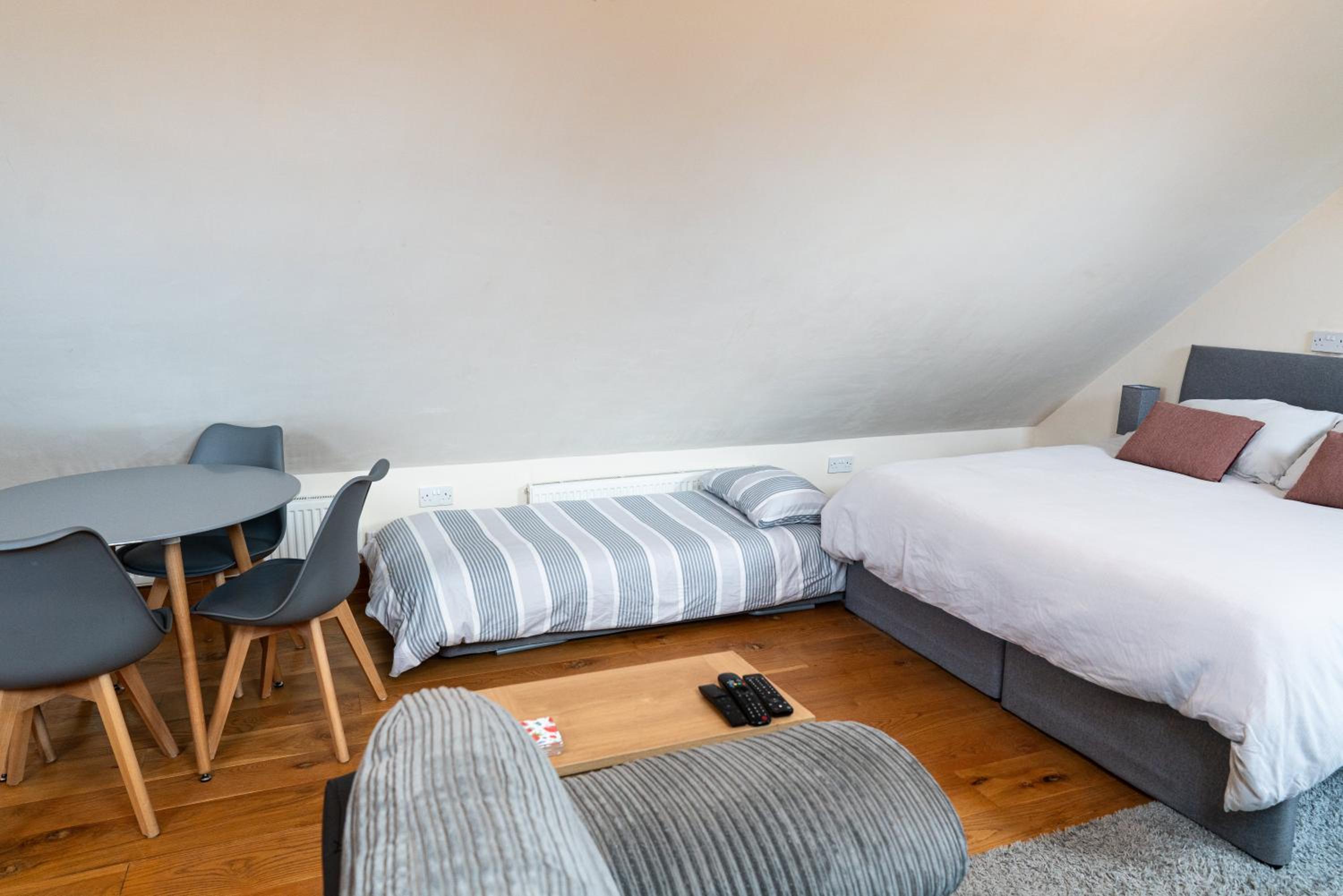 Silverwood Stylish House - Pass the Keys