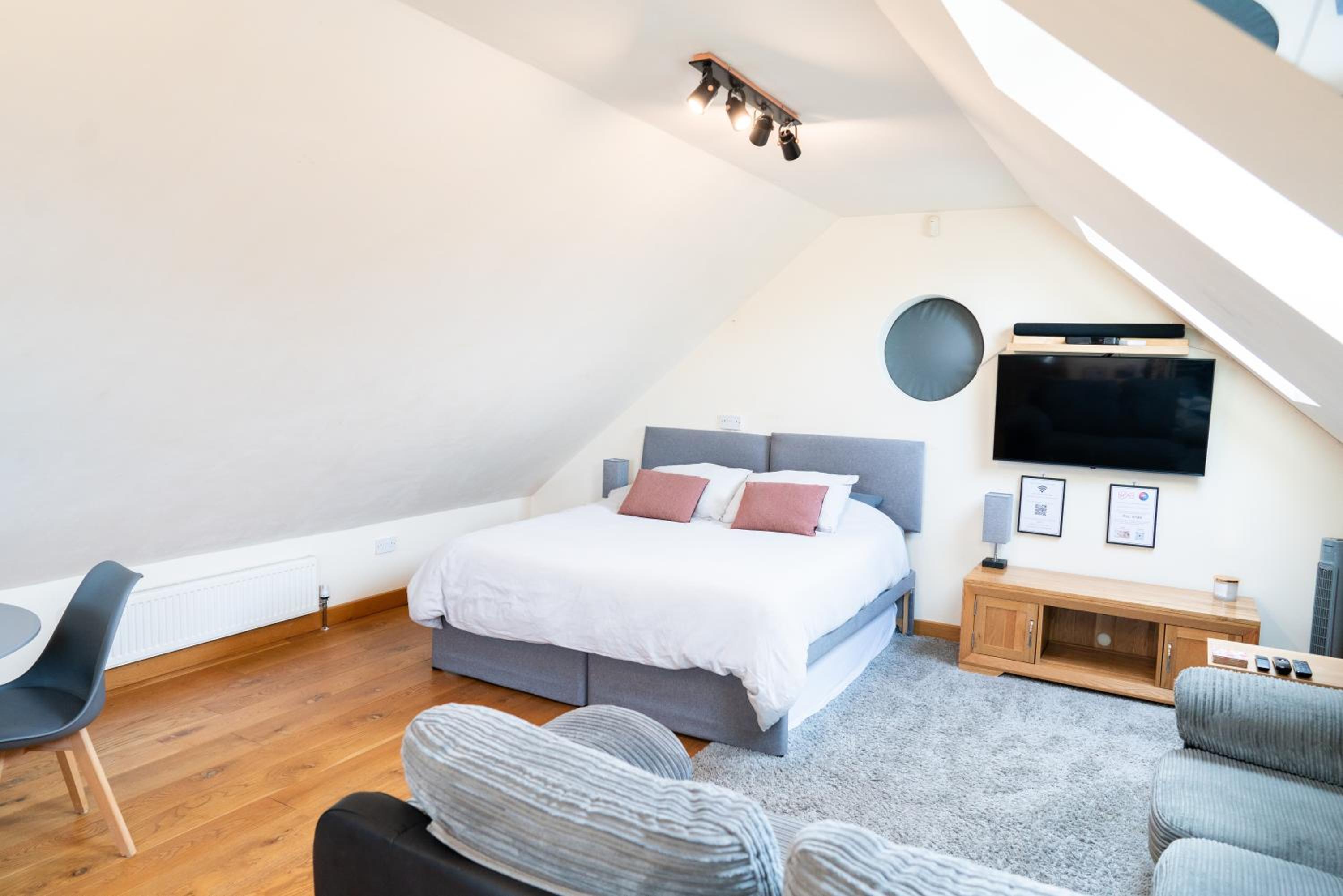 Silverwood Stylish House - Pass the Keys