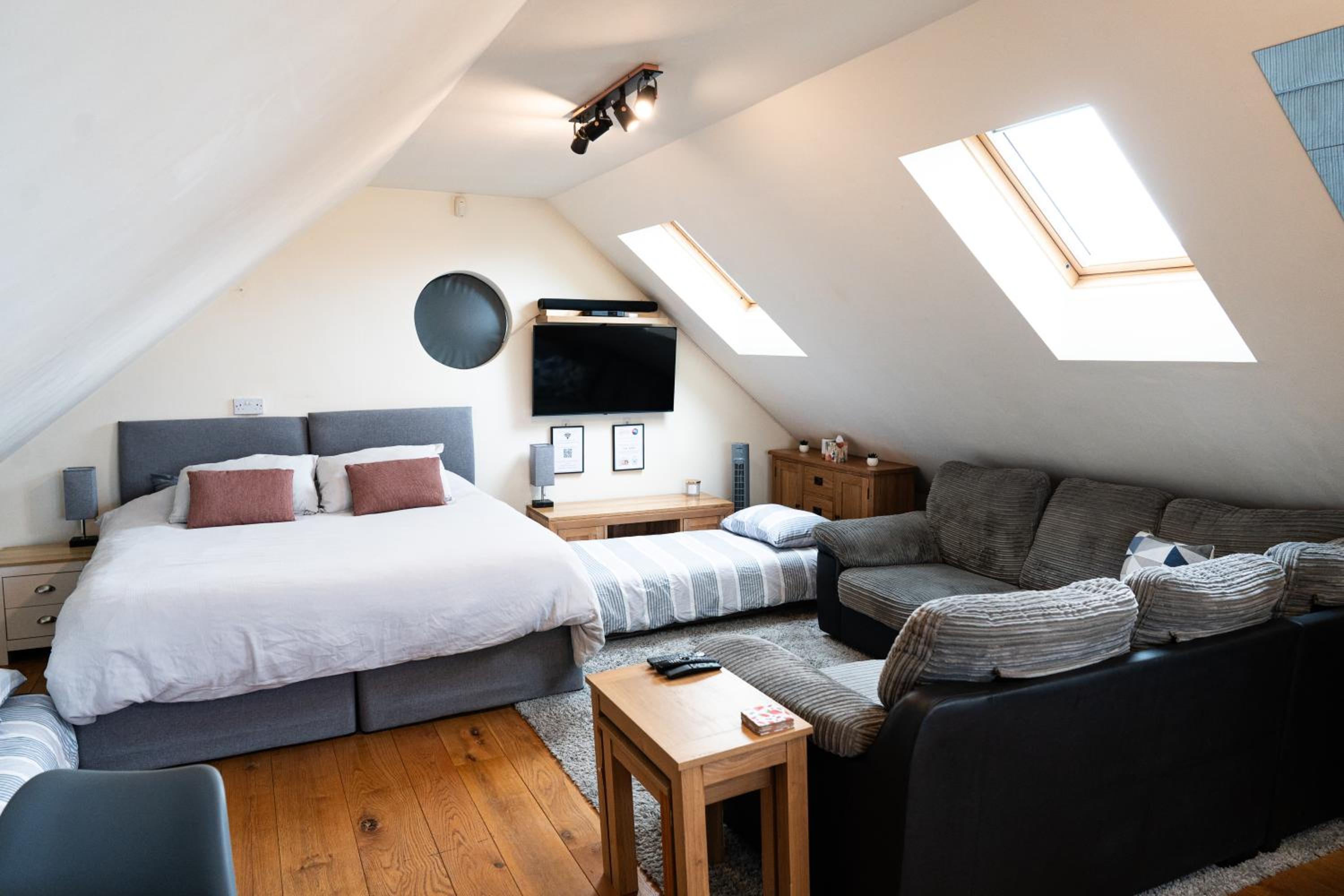Silverwood Stylish House - Pass the Keys