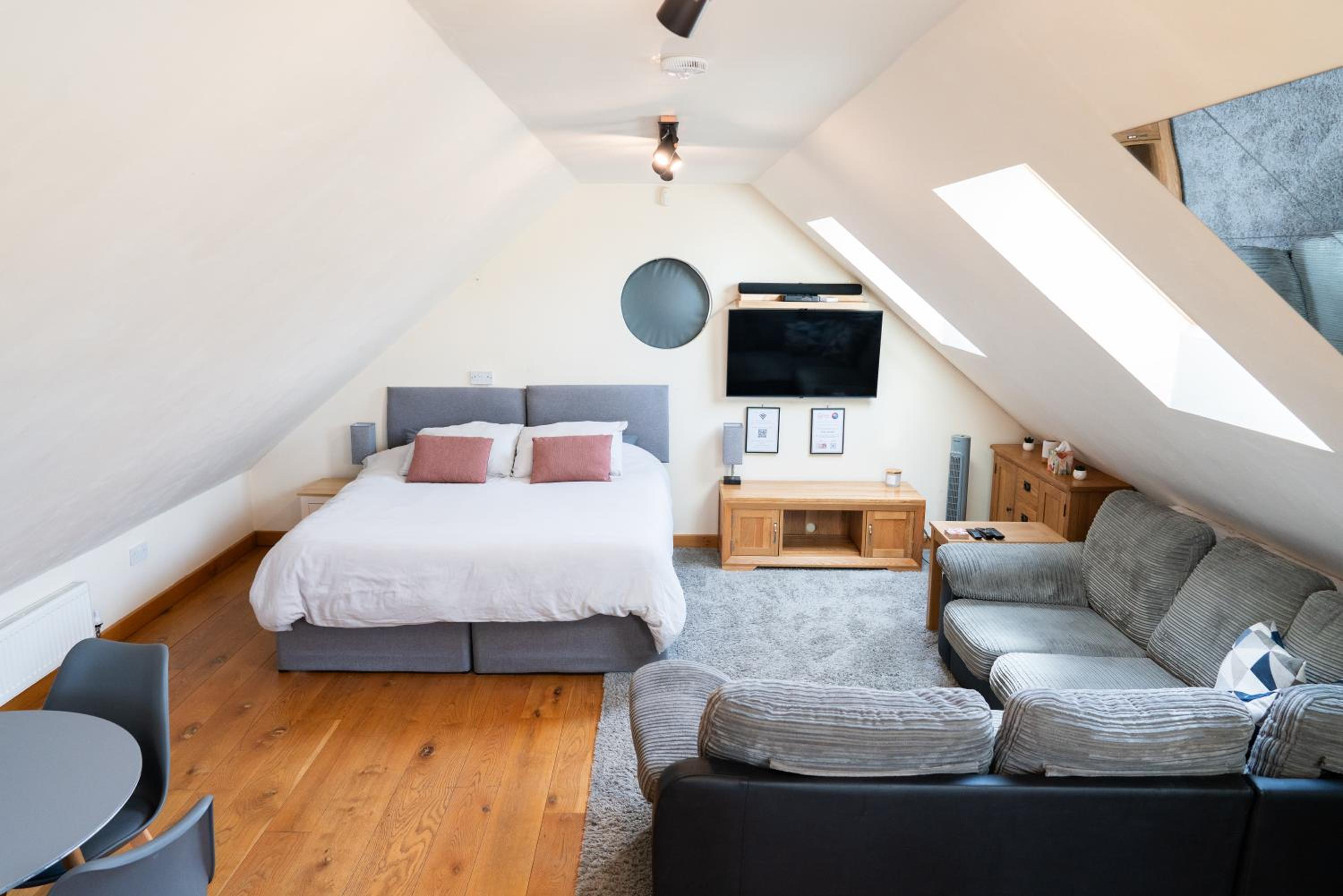 Silverwood Stylish House - Pass the Keys