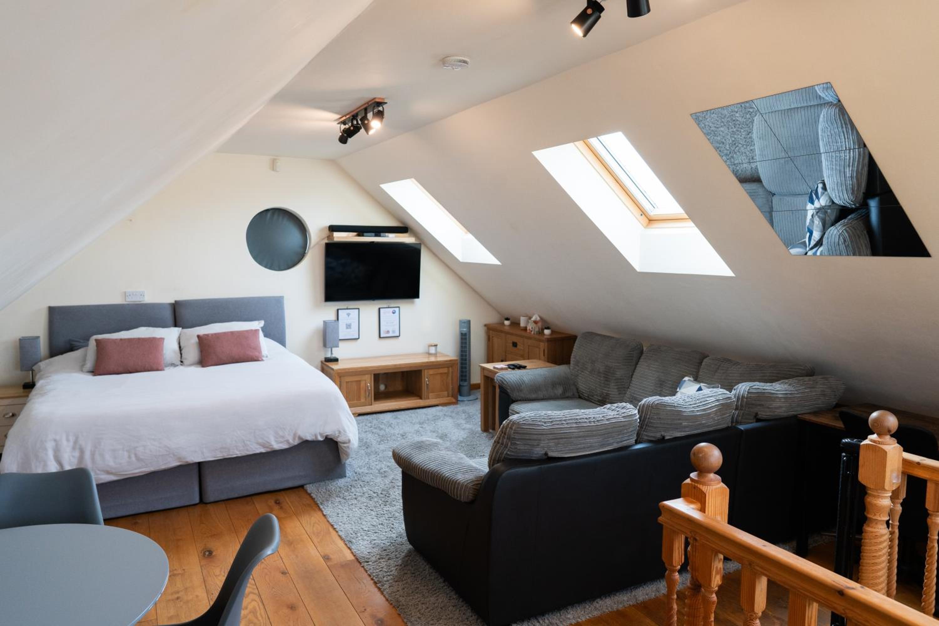 Silverwood Stylish House - Pass the Keys